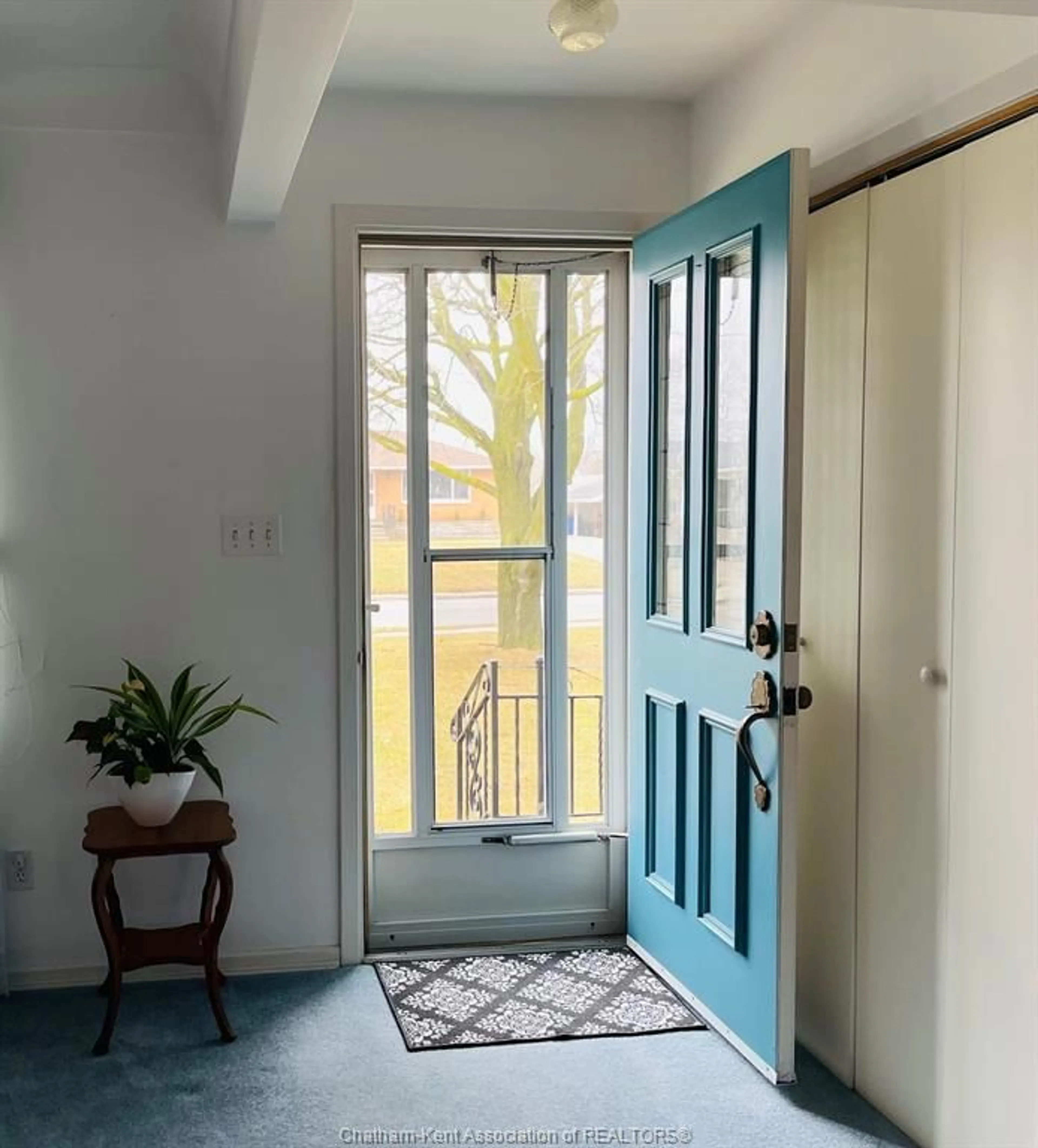 Indoor entryway for 140 Coverdale St, Chatham Ontario N7L 2V2