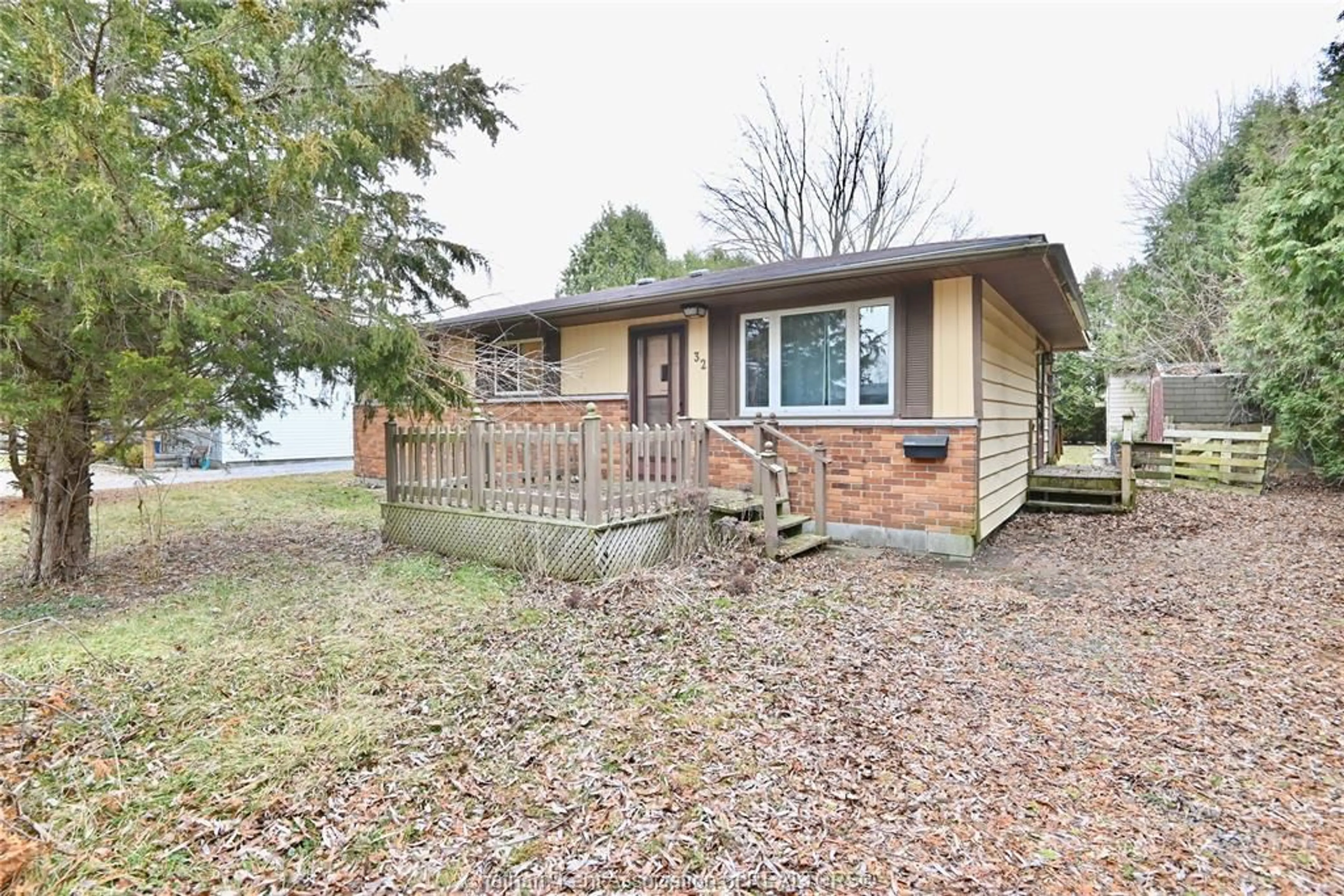 Home with brick exterior material, water/lake/river/ocean view for 32 IRWIN Dr, Wallaceburg Ontario N8A 4S1