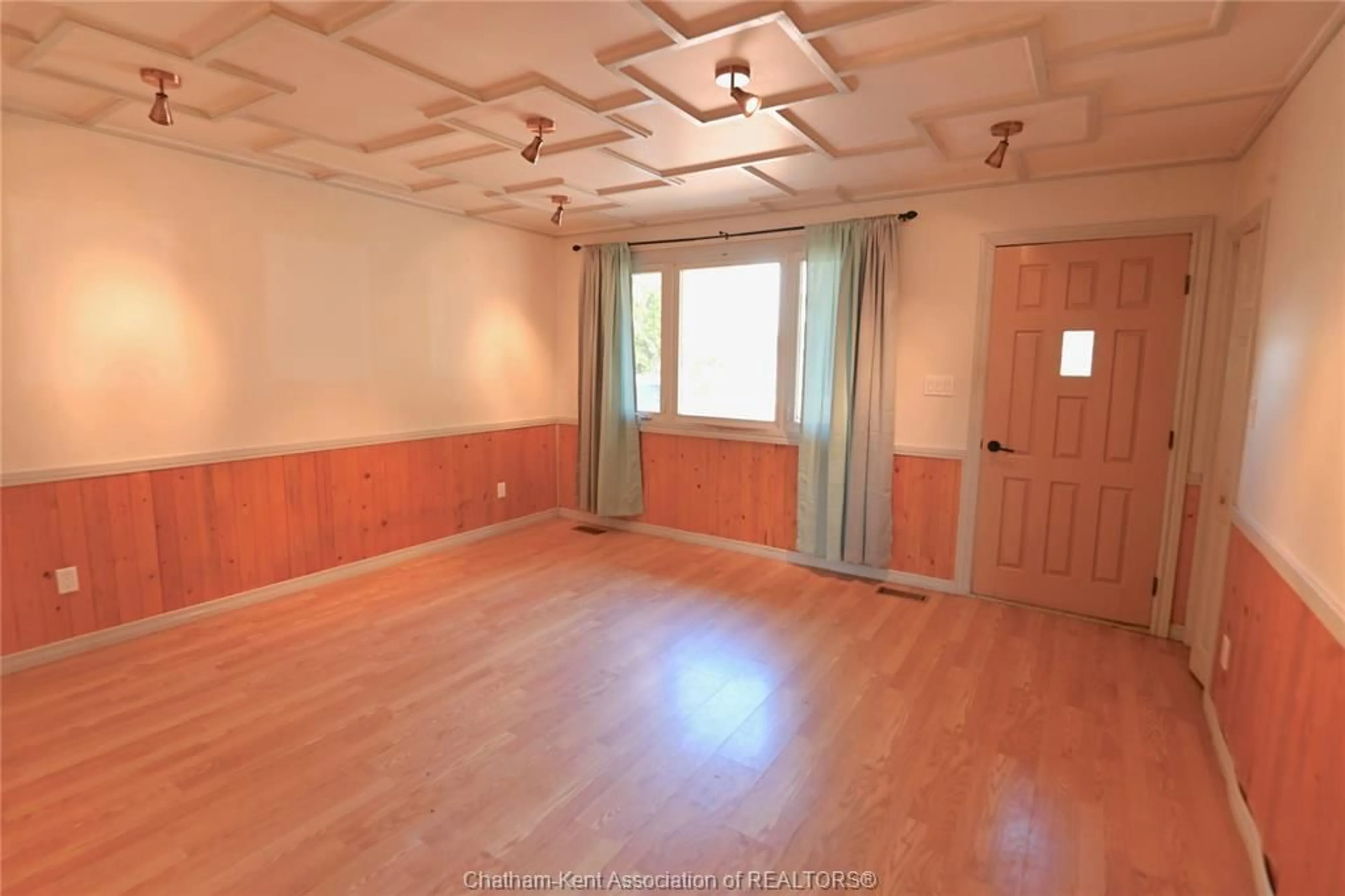 A pic of a room for 32 IRWIN Dr, Wallaceburg Ontario N8A 4S1