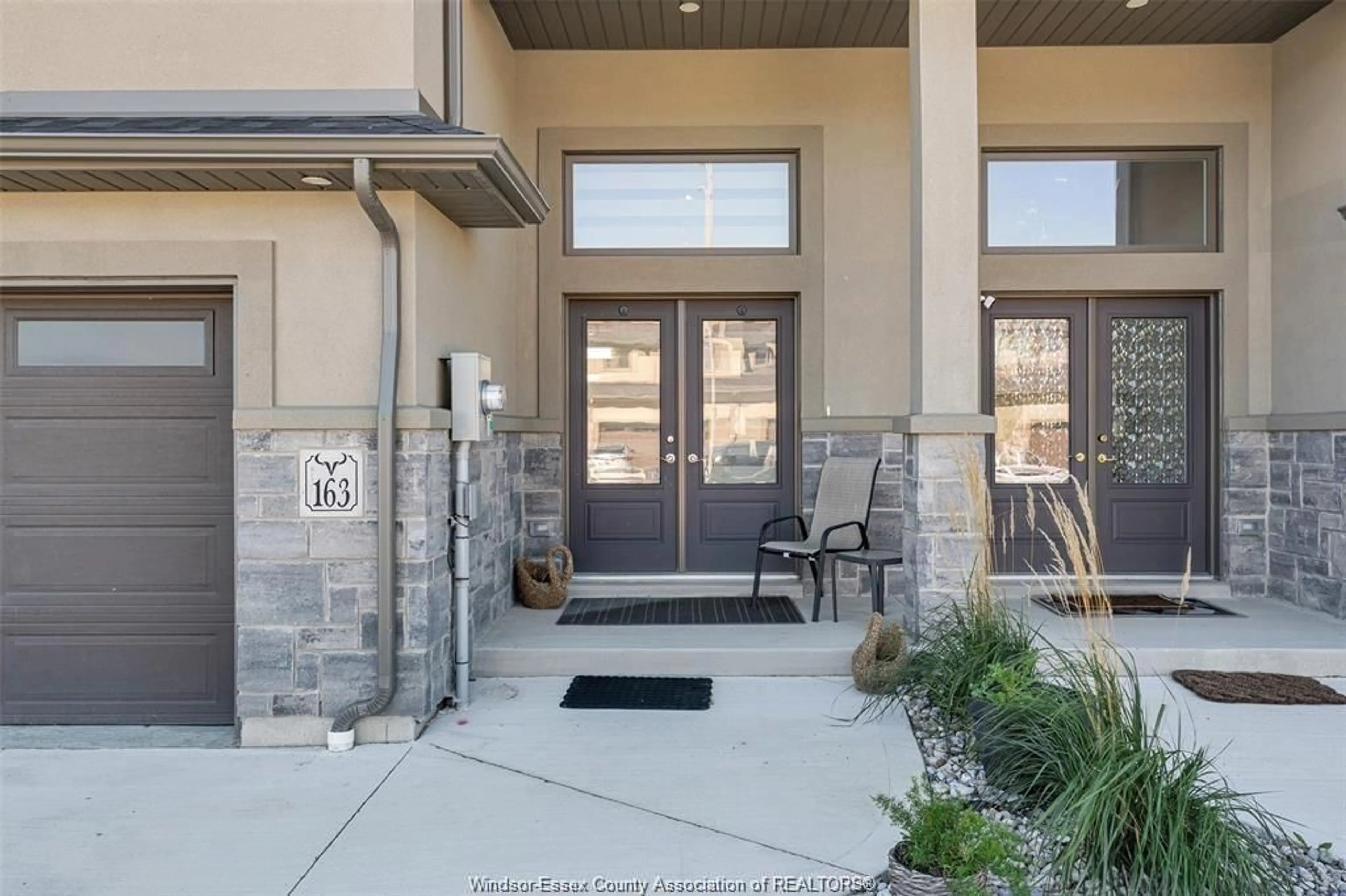 Indoor entryway for 163 LANE St, Essex Ontario N8M 0B3