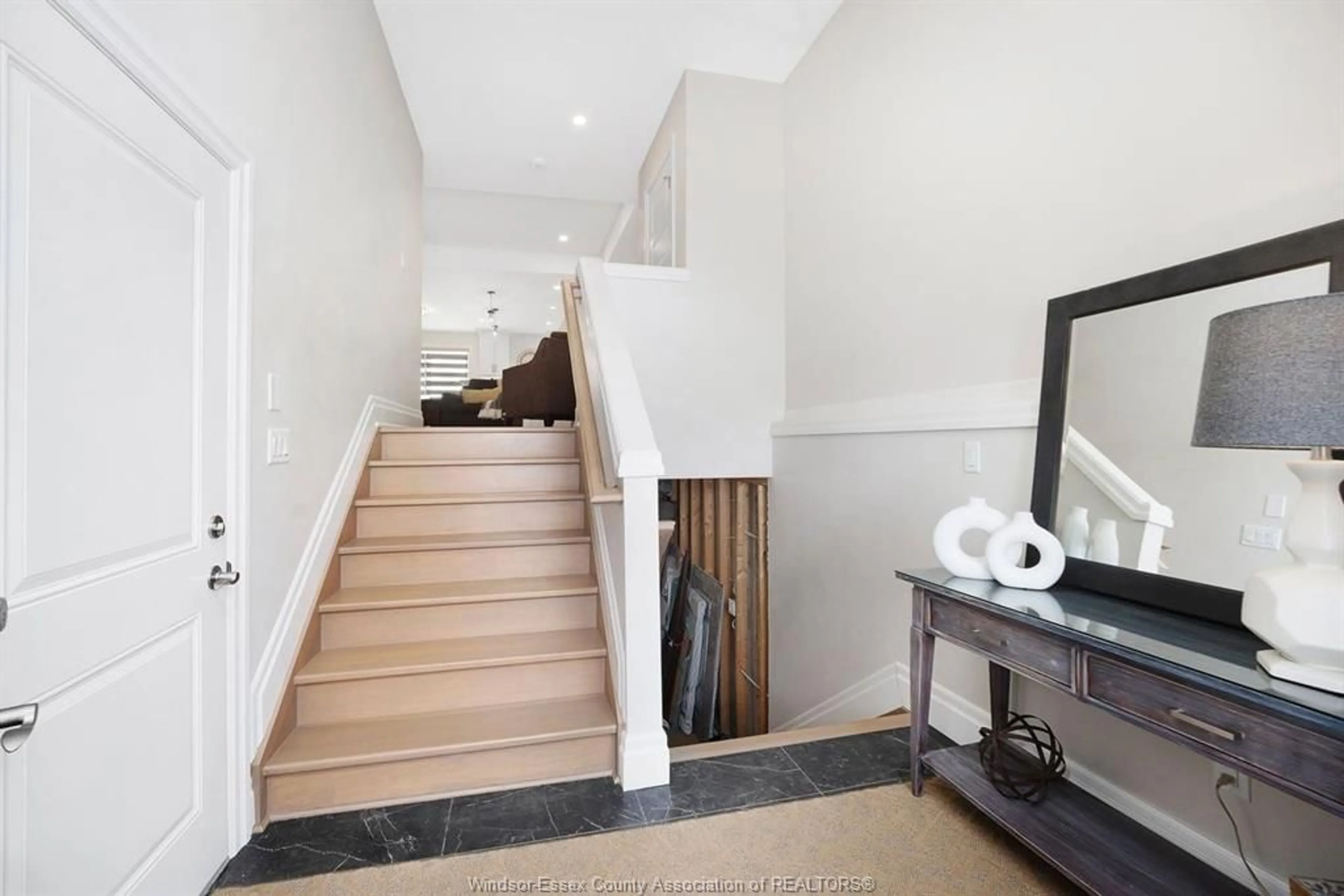 Indoor foyer for 163 LANE St, Essex Ontario N8M 0B3
