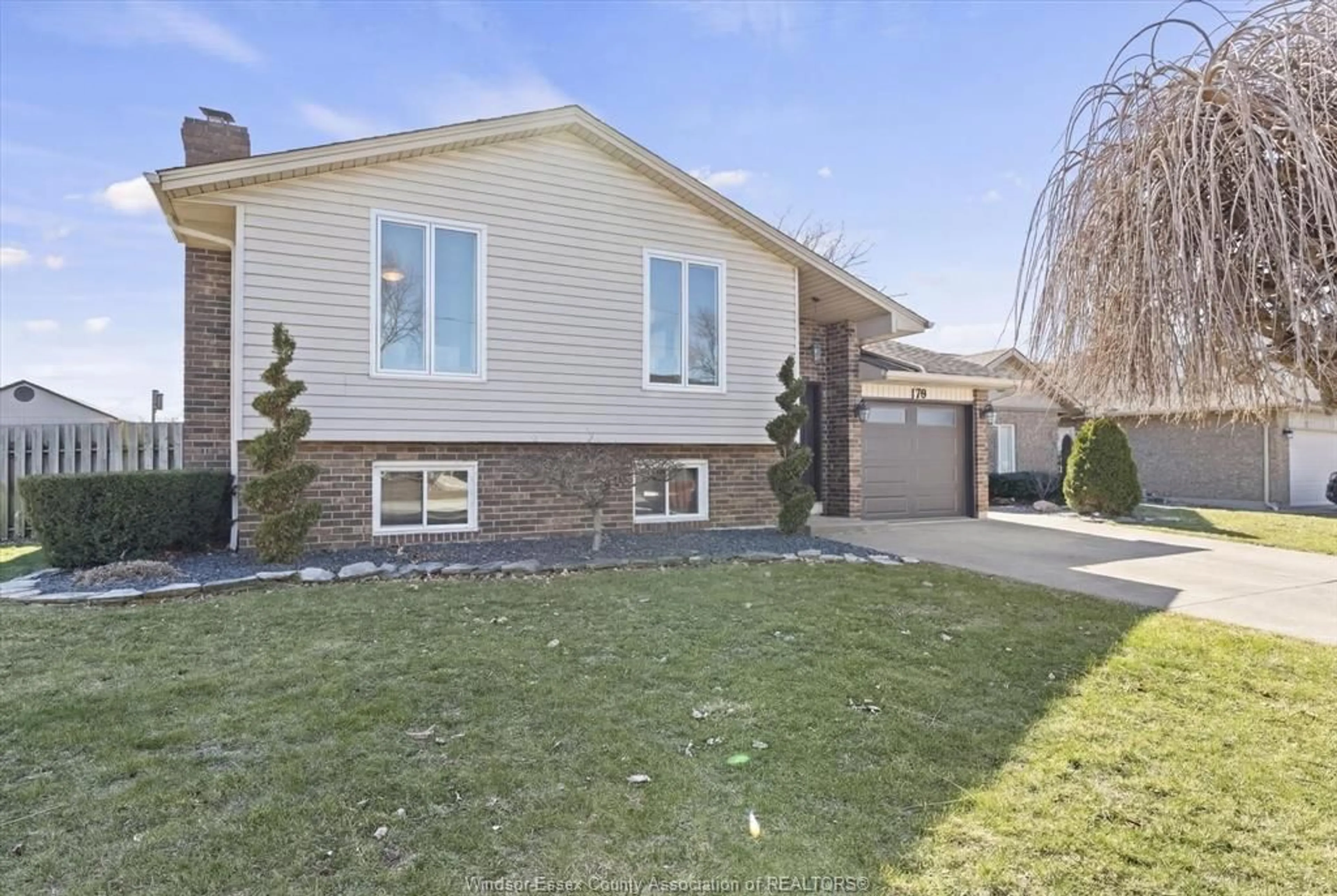 Home with vinyl exterior material, street for 170 Gary Ave, LaSalle Ontario N9J 1V2