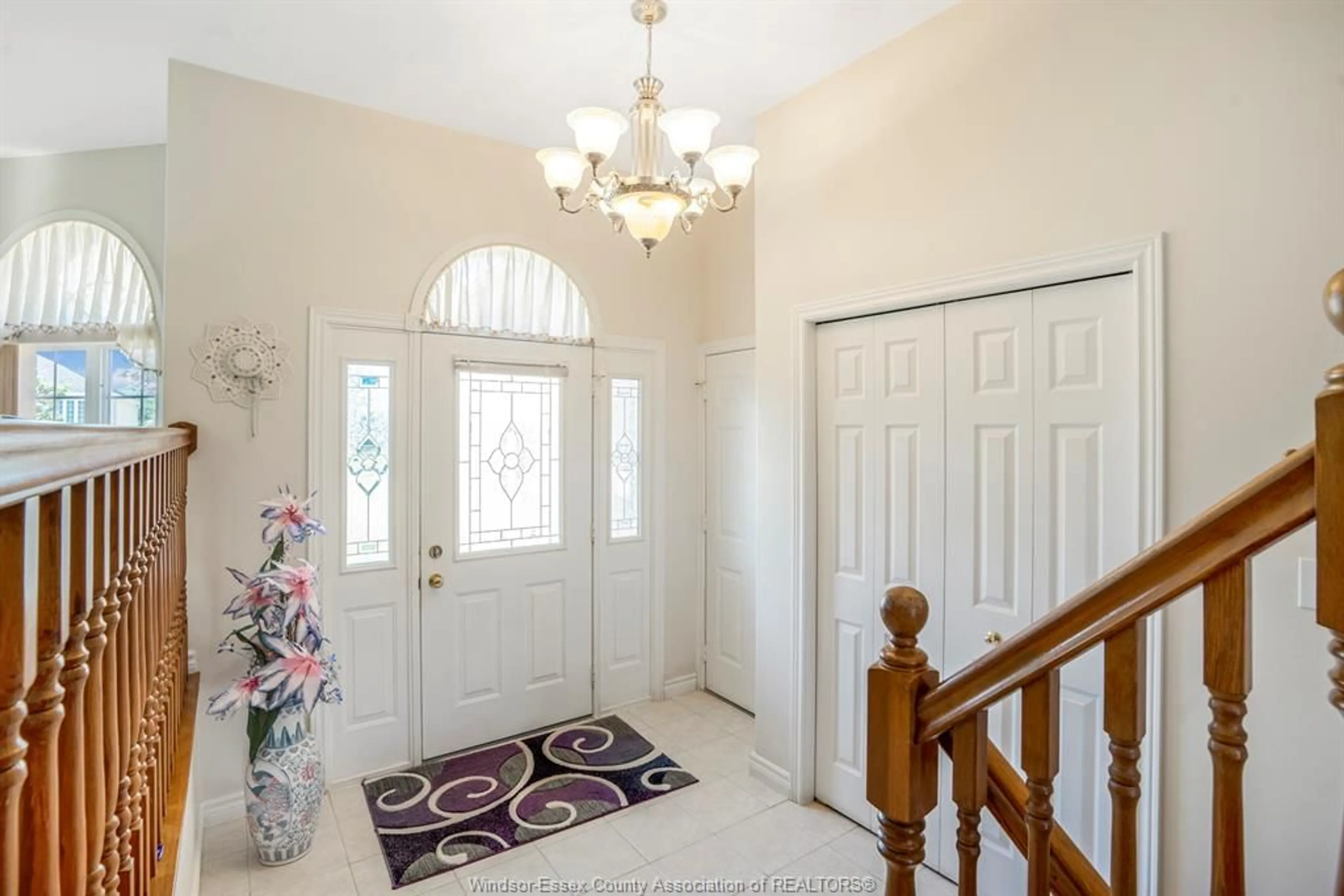 Indoor entryway for 106 BALMORAL, Chatham Ontario N7L 5P2