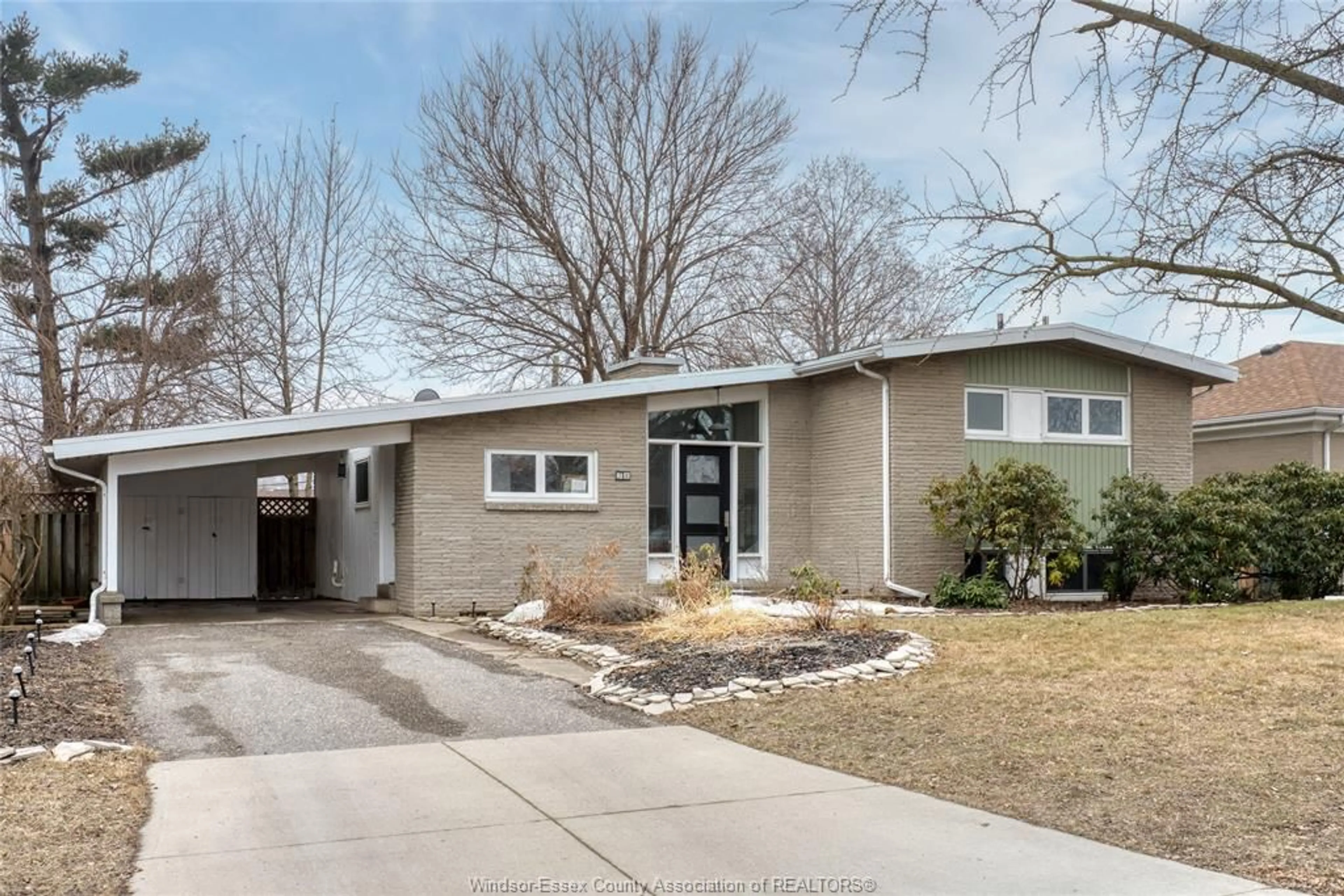 Home with vinyl exterior material, street for 32 MELROSE Ave, Leamington Ontario N8H 2J2