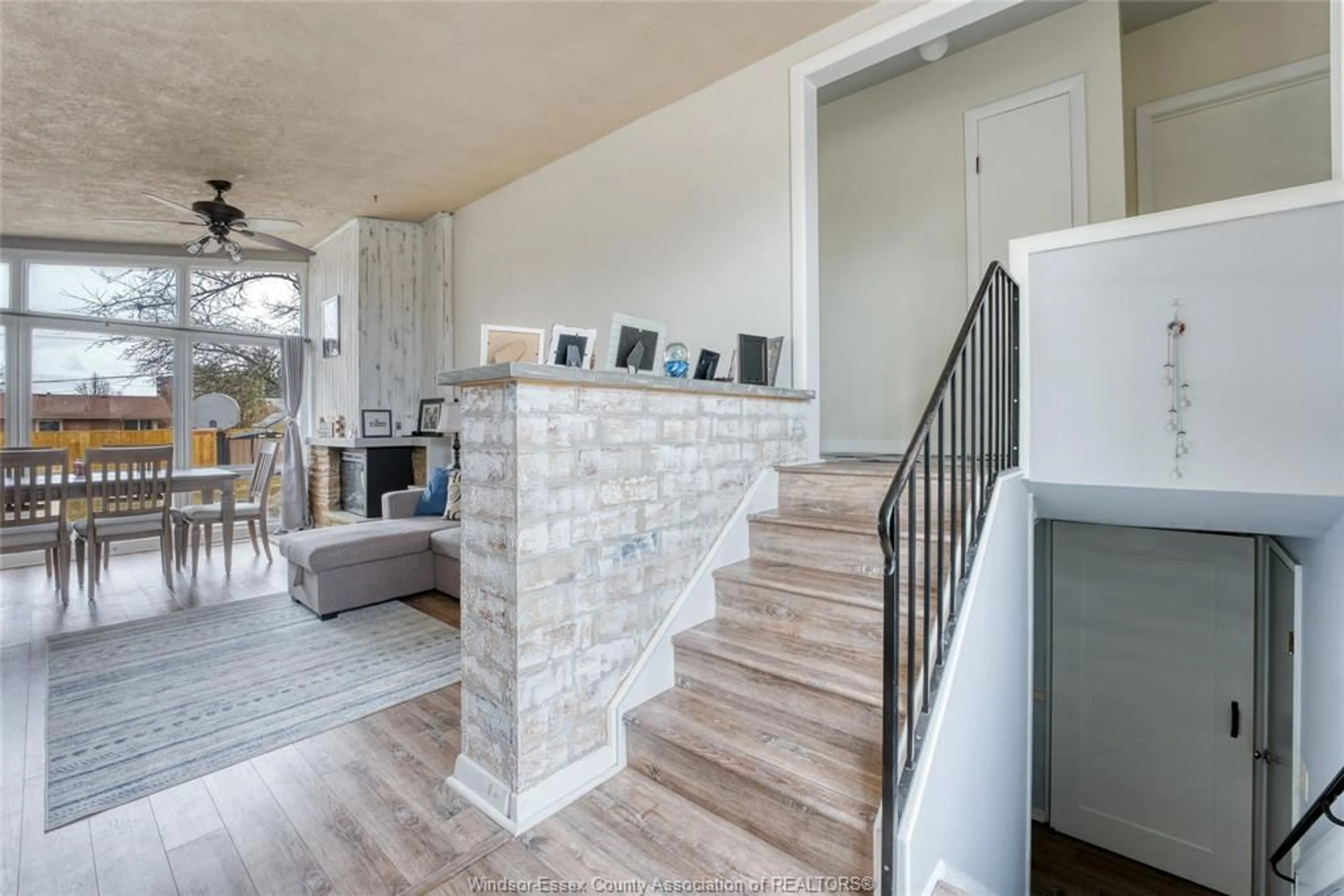 Indoor entryway for 32 MELROSE Ave, Leamington Ontario N8H 2J2