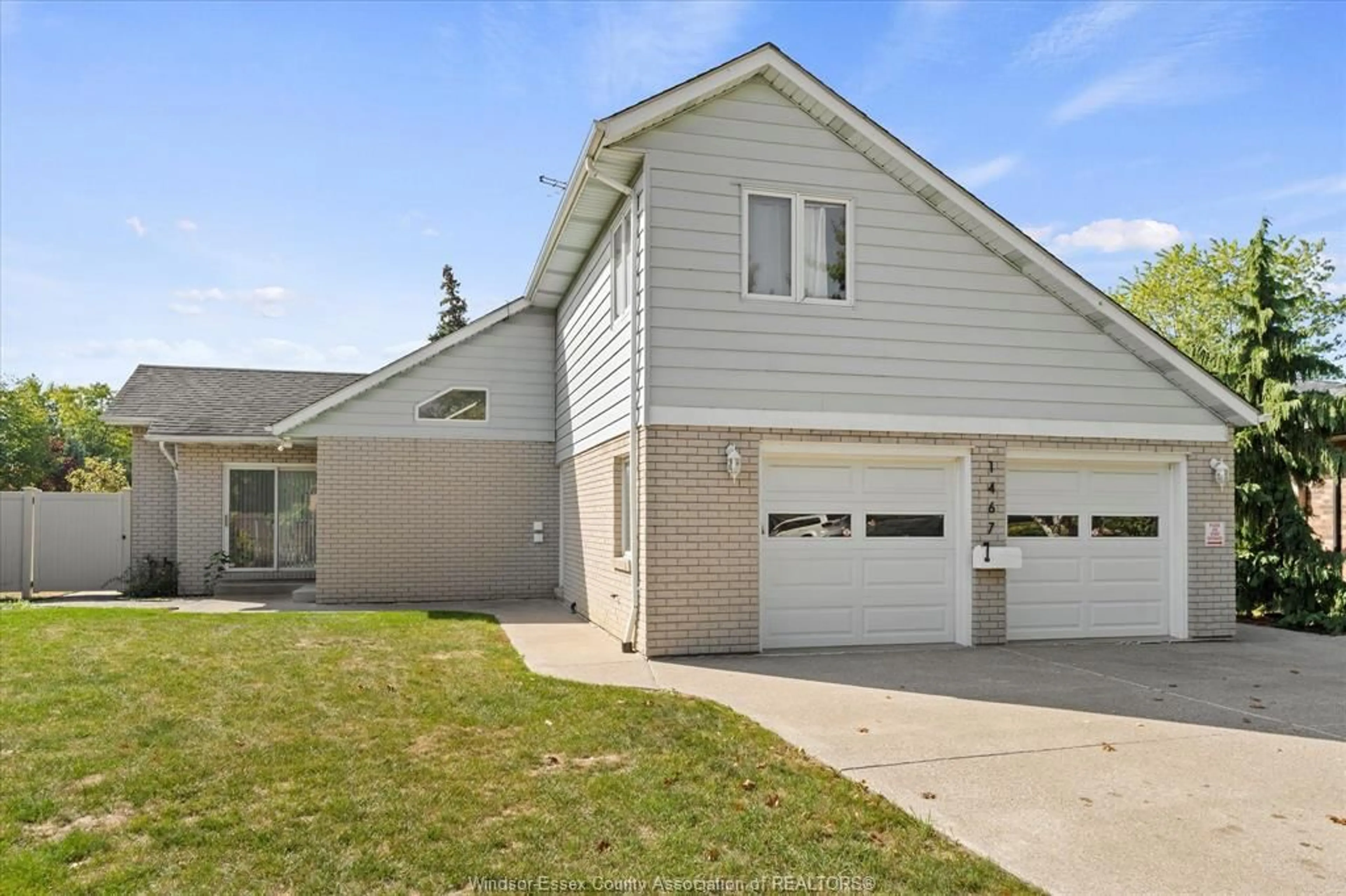 Home with vinyl exterior material, street for 1467 GUILDWOOD Cres, LaSalle Ontario N9H 2B3