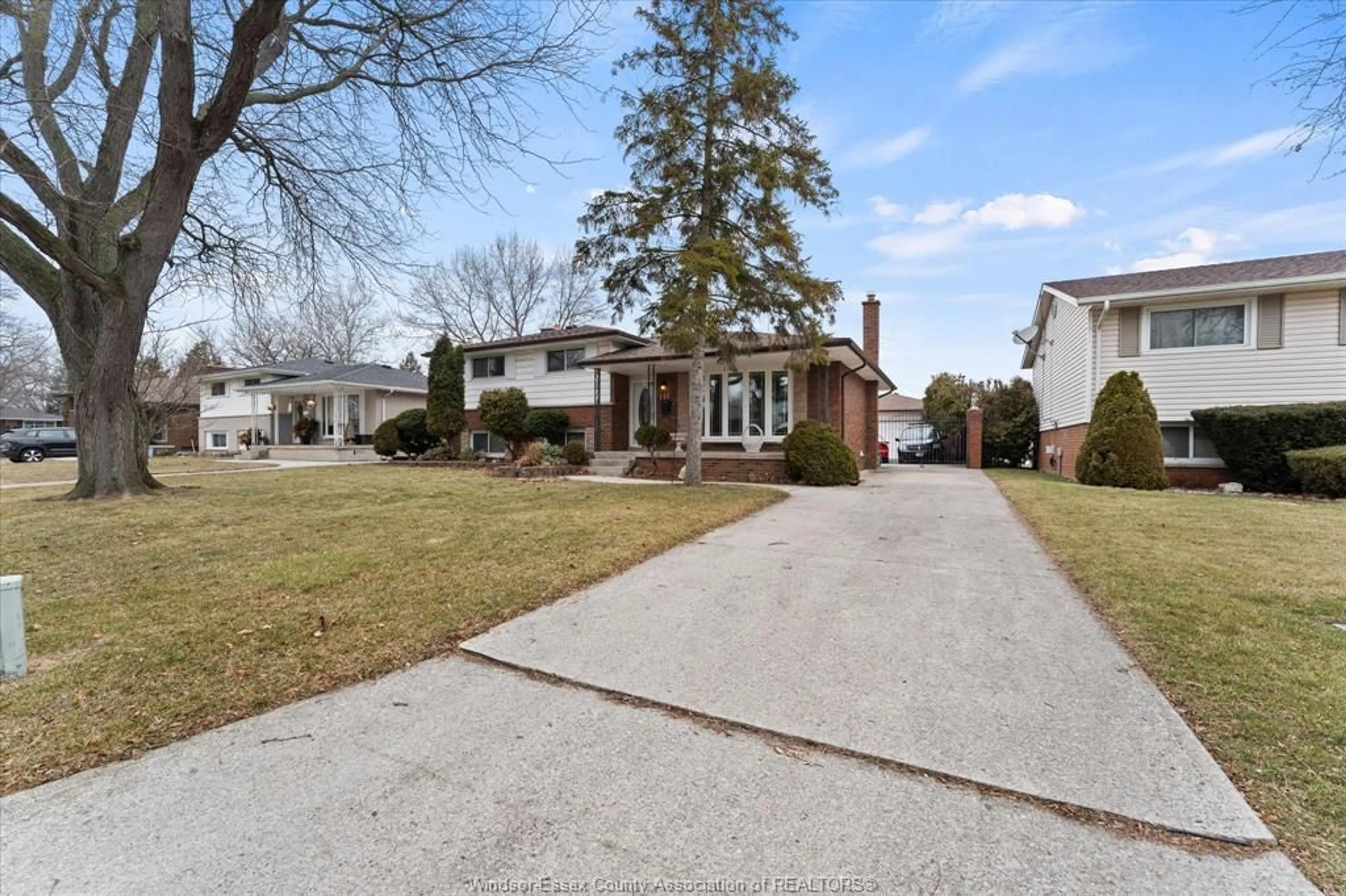 A pic from outside/outdoor area/front of a property/back of a property/a pic from drone, street for 1116 SUMACH Cres, Windsor Ontario N8S 2S4