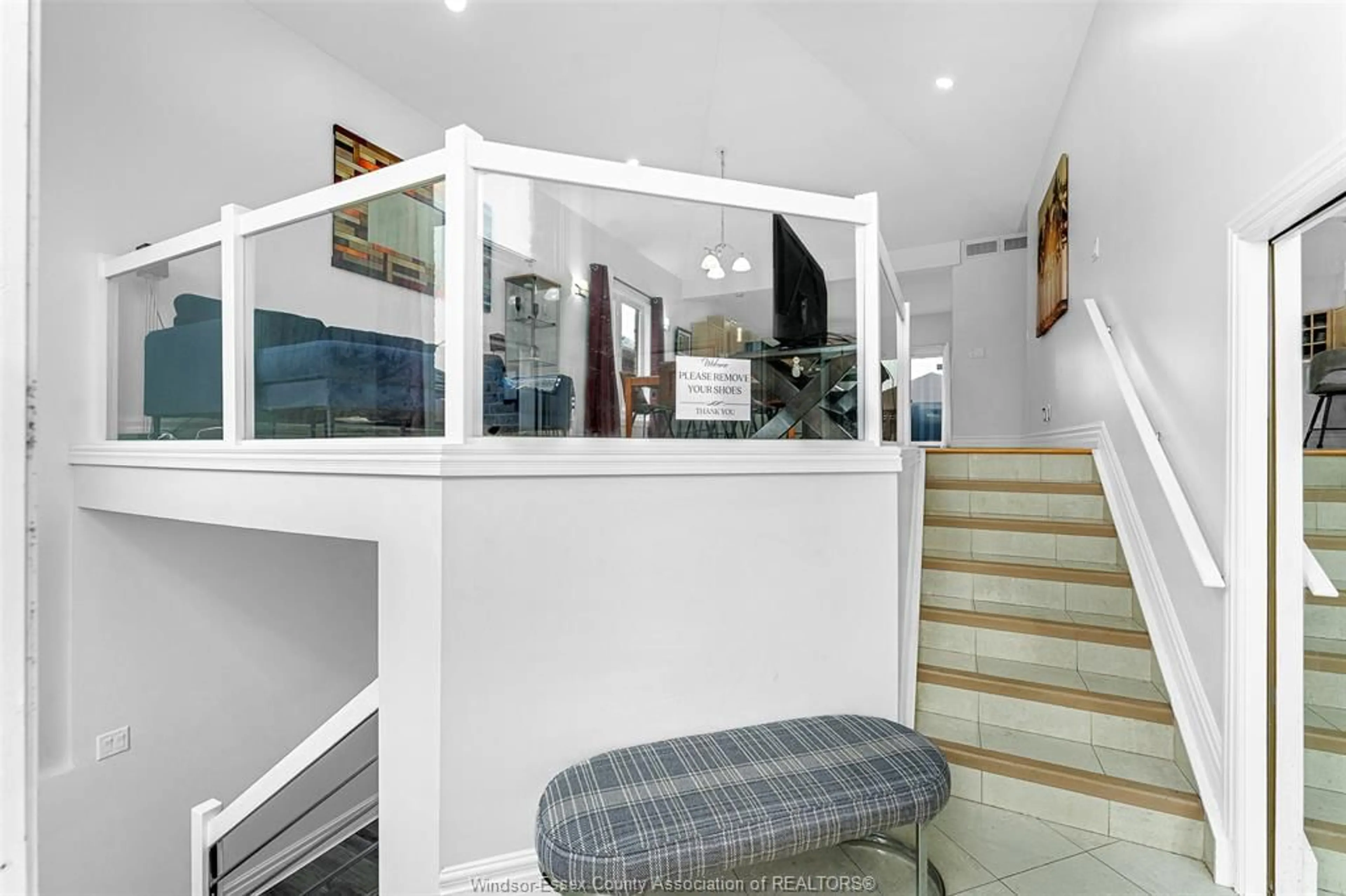 Indoor foyer for 4892 Barcelona Cres, Windsor Ontario N9G 3G1