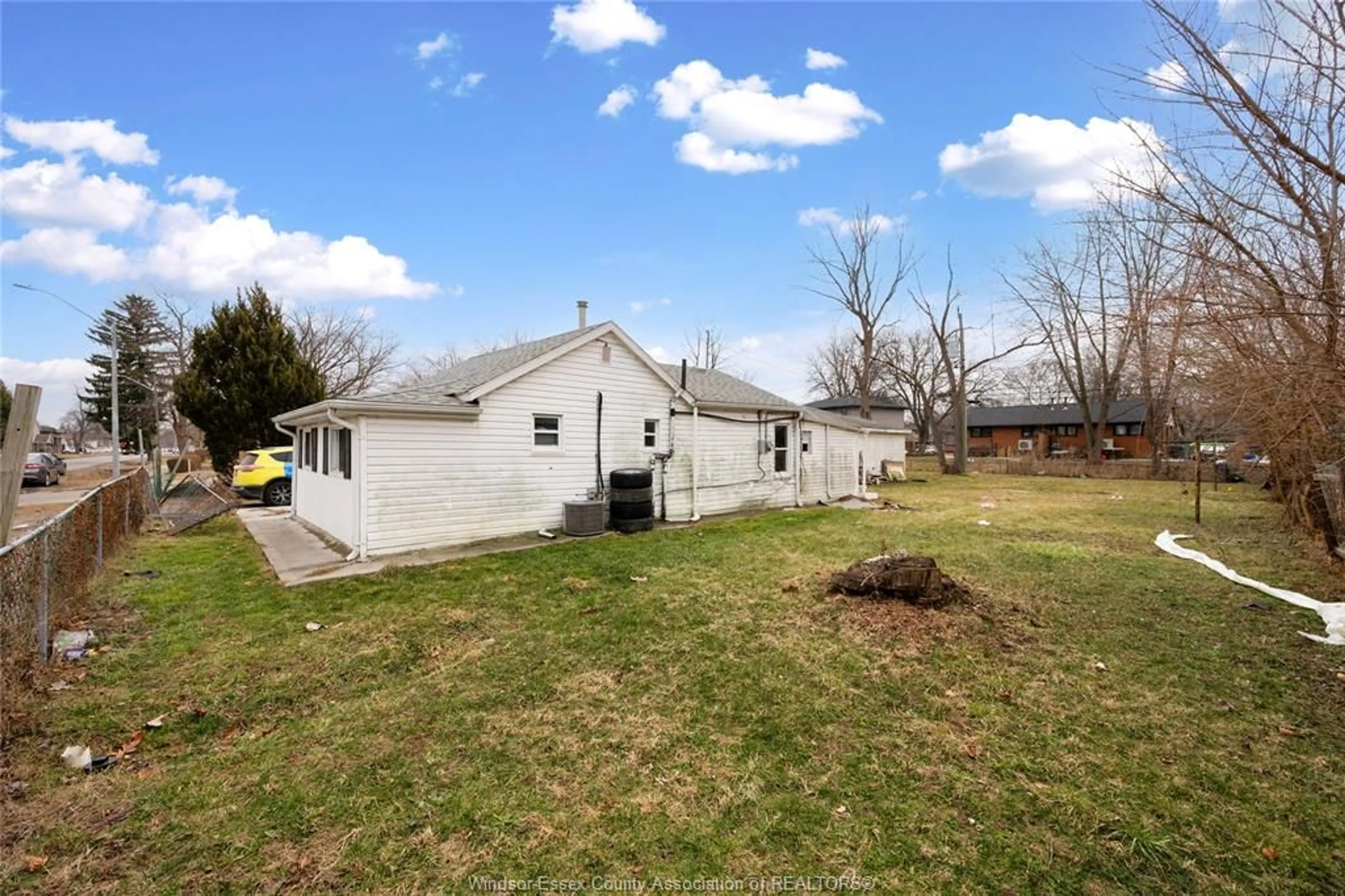 A pic from outside/outdoor area/front of a property/back of a property/a pic from drone, unknown for 1763 Dominion Blvd, Windsor Ontario N9B 3H6