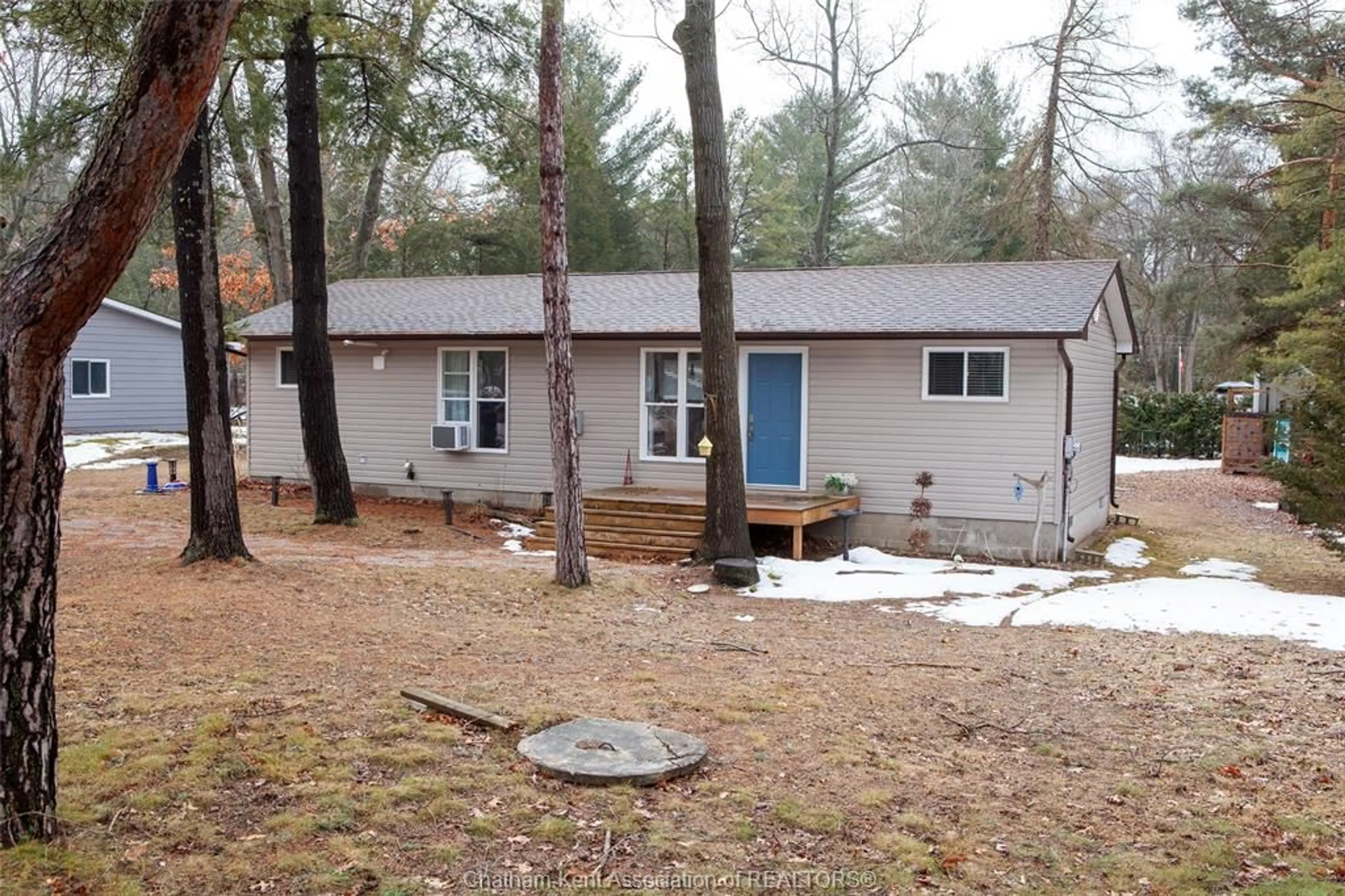 Home with vinyl exterior material, unknown for 7675 RIVERSIDE Dr, Lambton Shores Ontario N0M 2L0