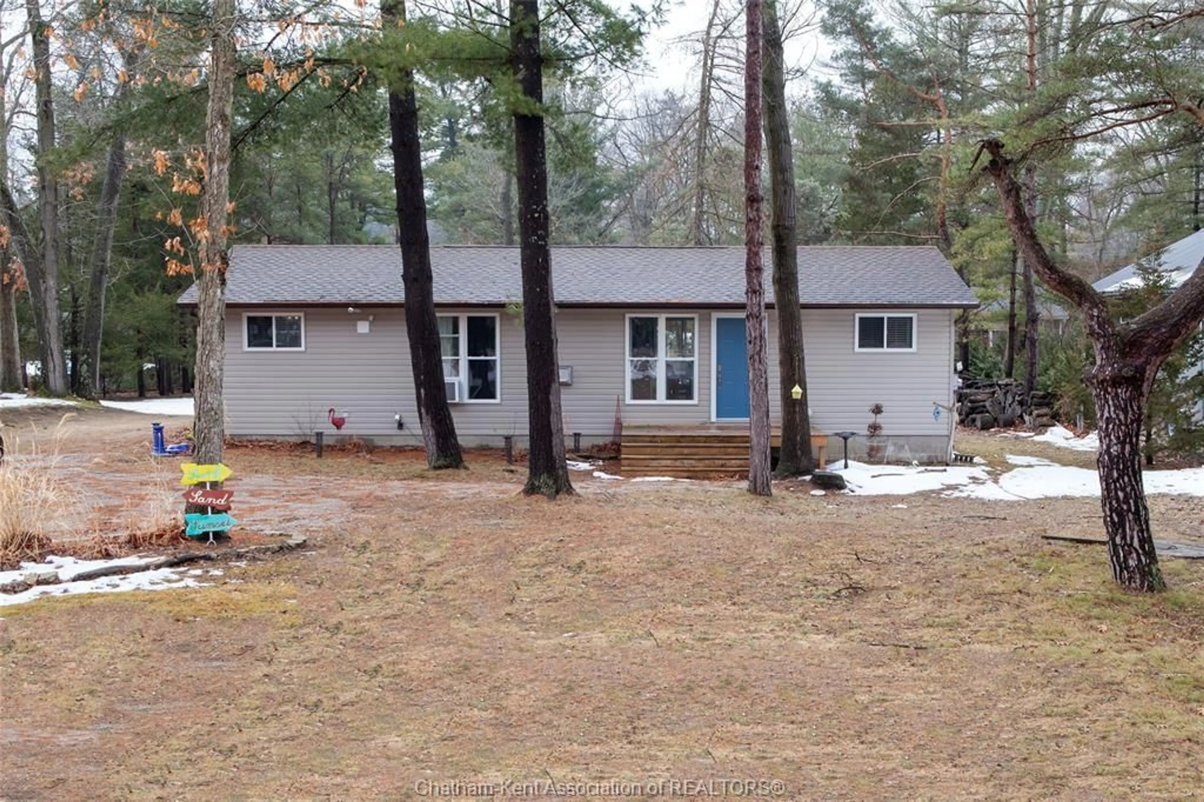 Home with vinyl exterior material, unknown for 7675 RIVERSIDE Dr, Lambton Shores Ontario N0M 2L0