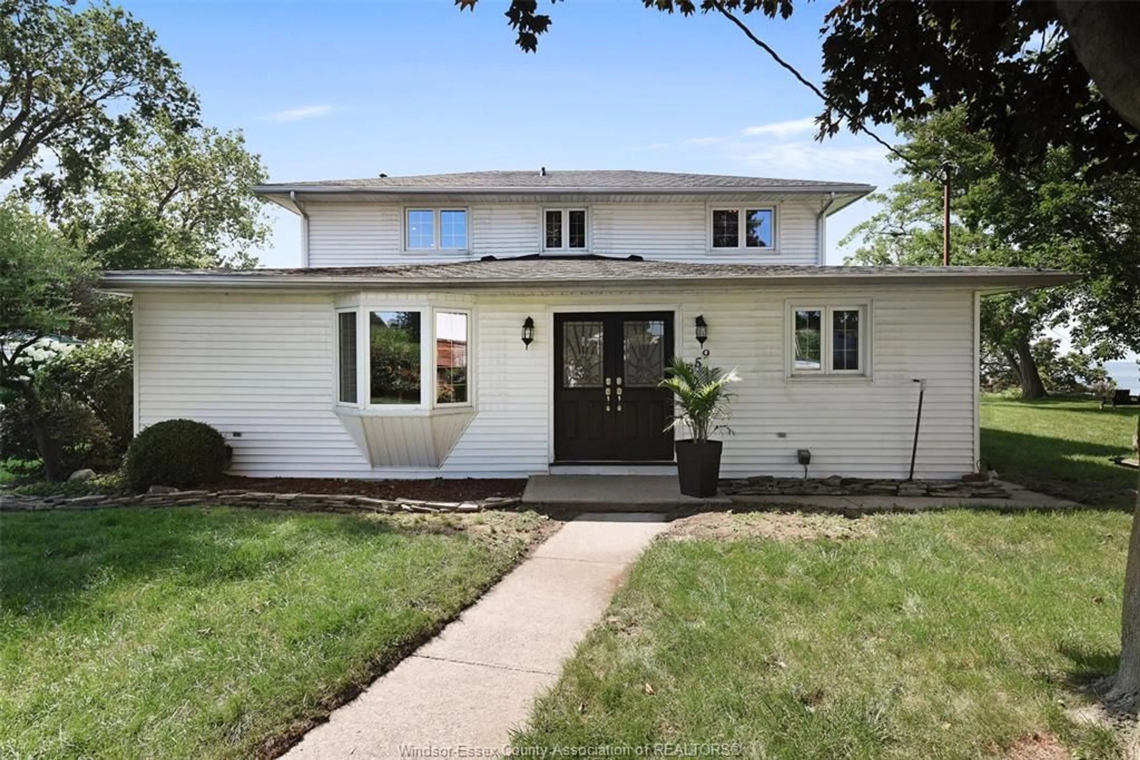 Home with vinyl exterior material, street for 659 MCCRACKEN, Kingsville Ontario N9Y 2N9