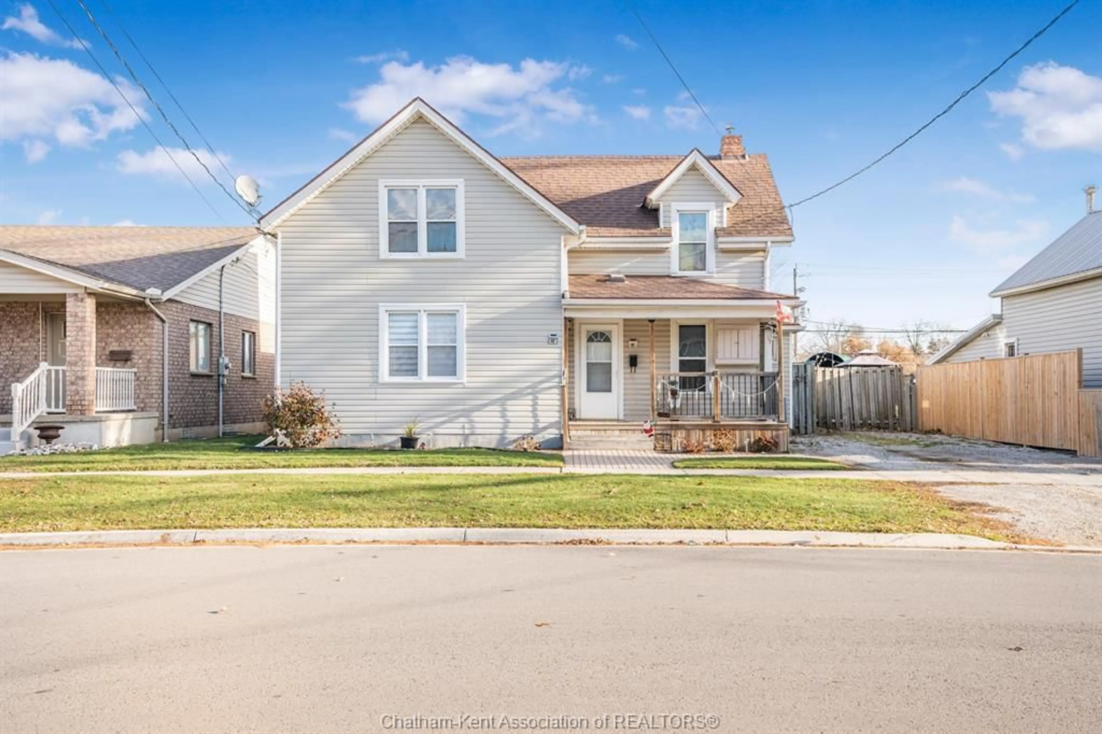 Home with vinyl exterior material, street for 41 Woods St, Chatham Ontario N7L 3P9