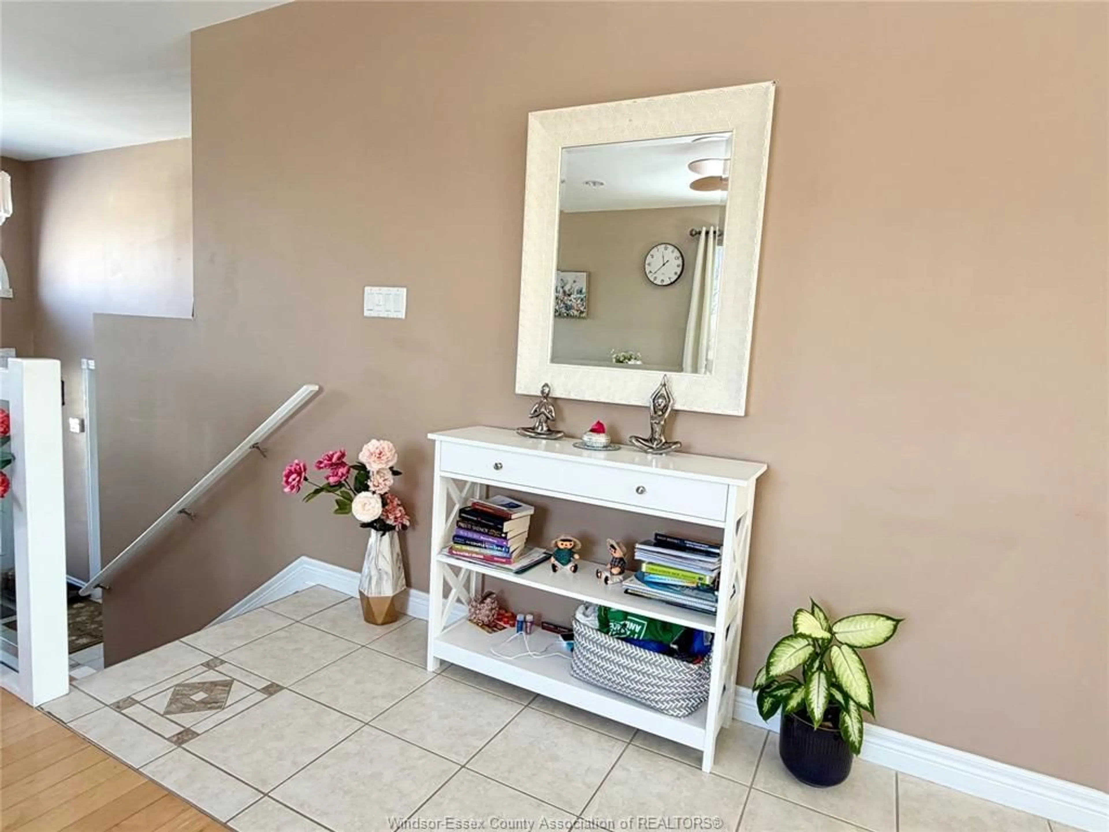 Indoor entryway for 569 SARAH Crt, Windsor Ontario N9G 2Y8