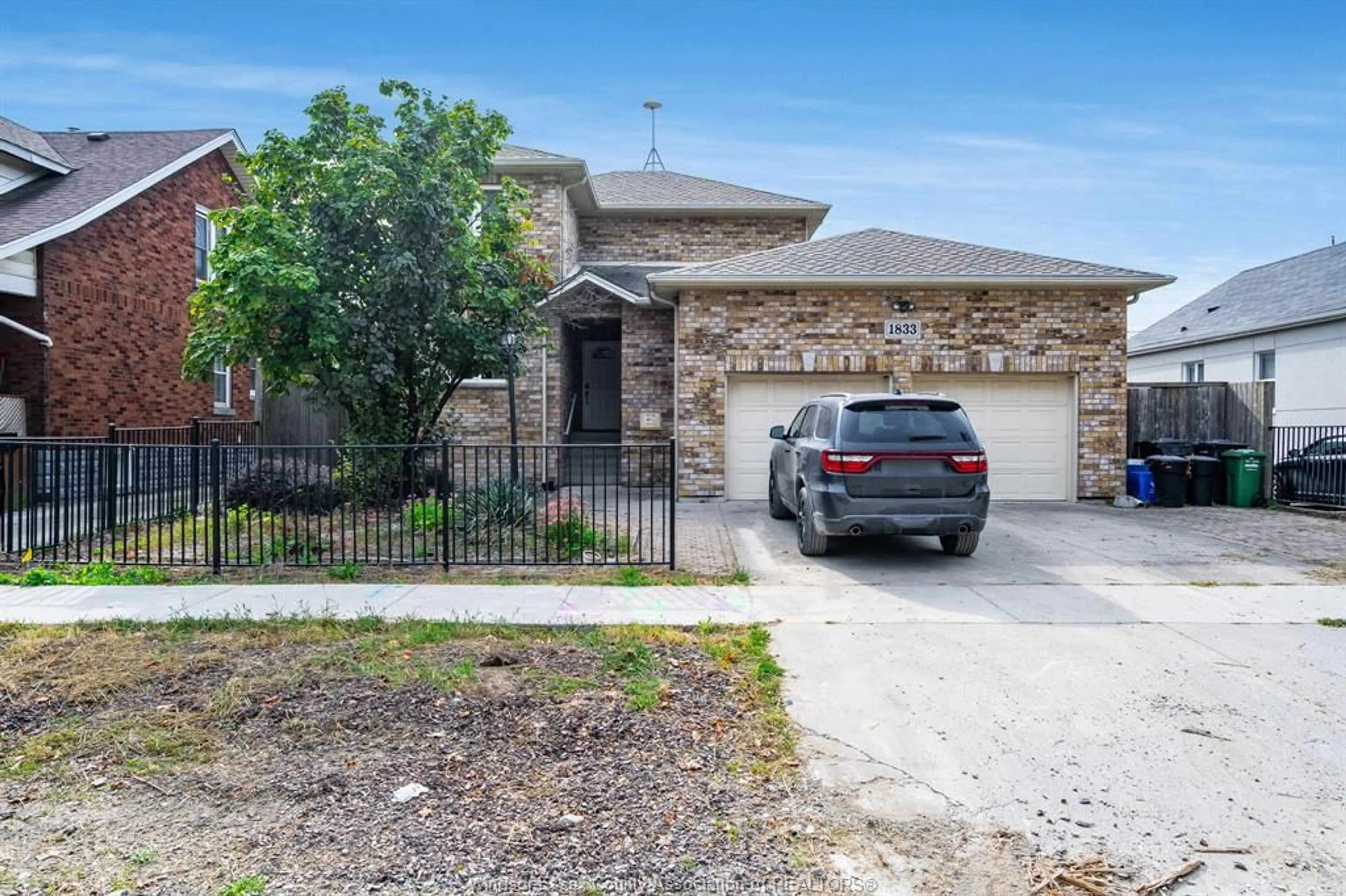 Unknown for 1833 St. Luke, Windsor Ontario N8W 3W8