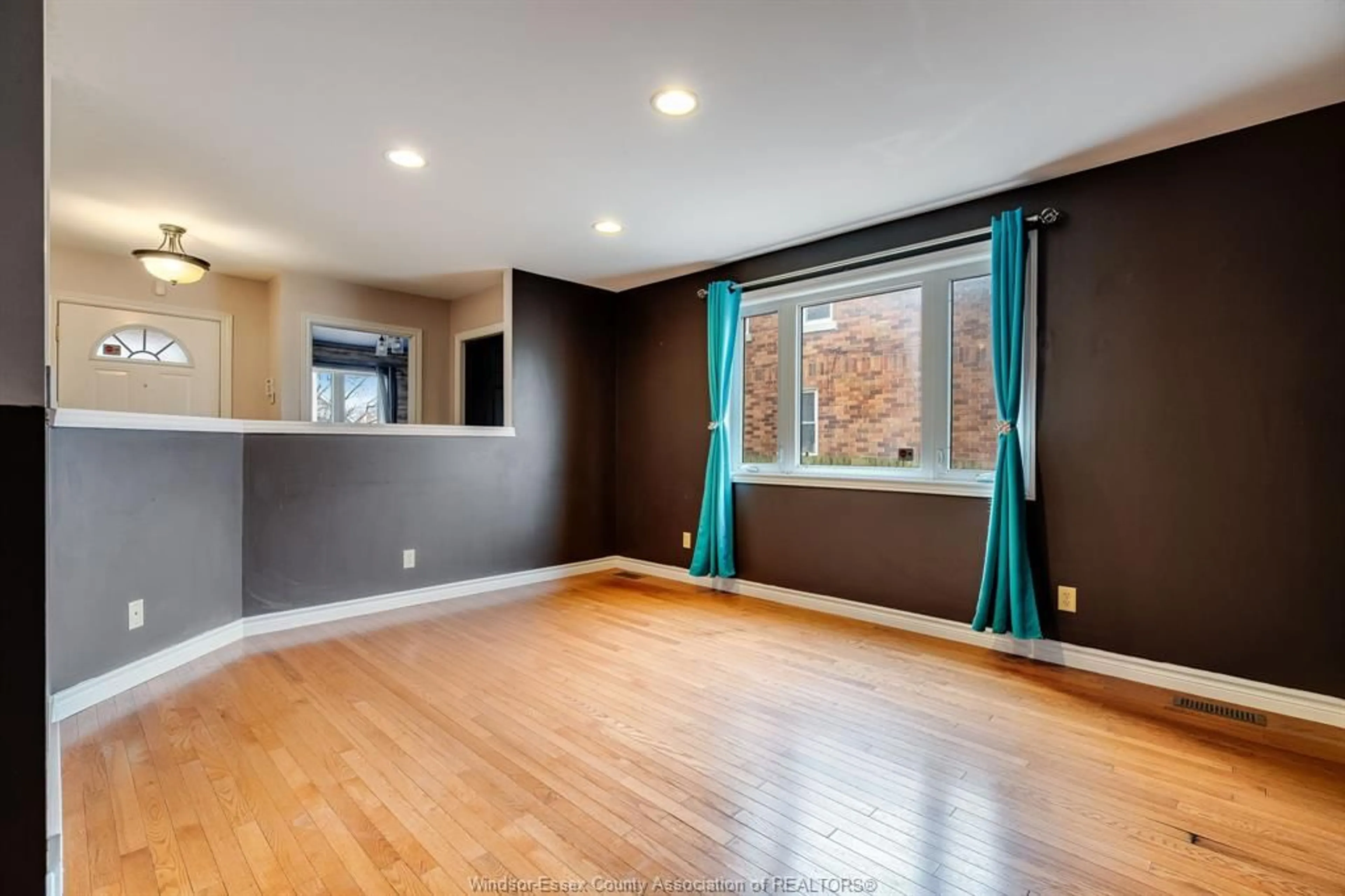 Unknown for 1833 St. Luke, Windsor Ontario N8W 3W8