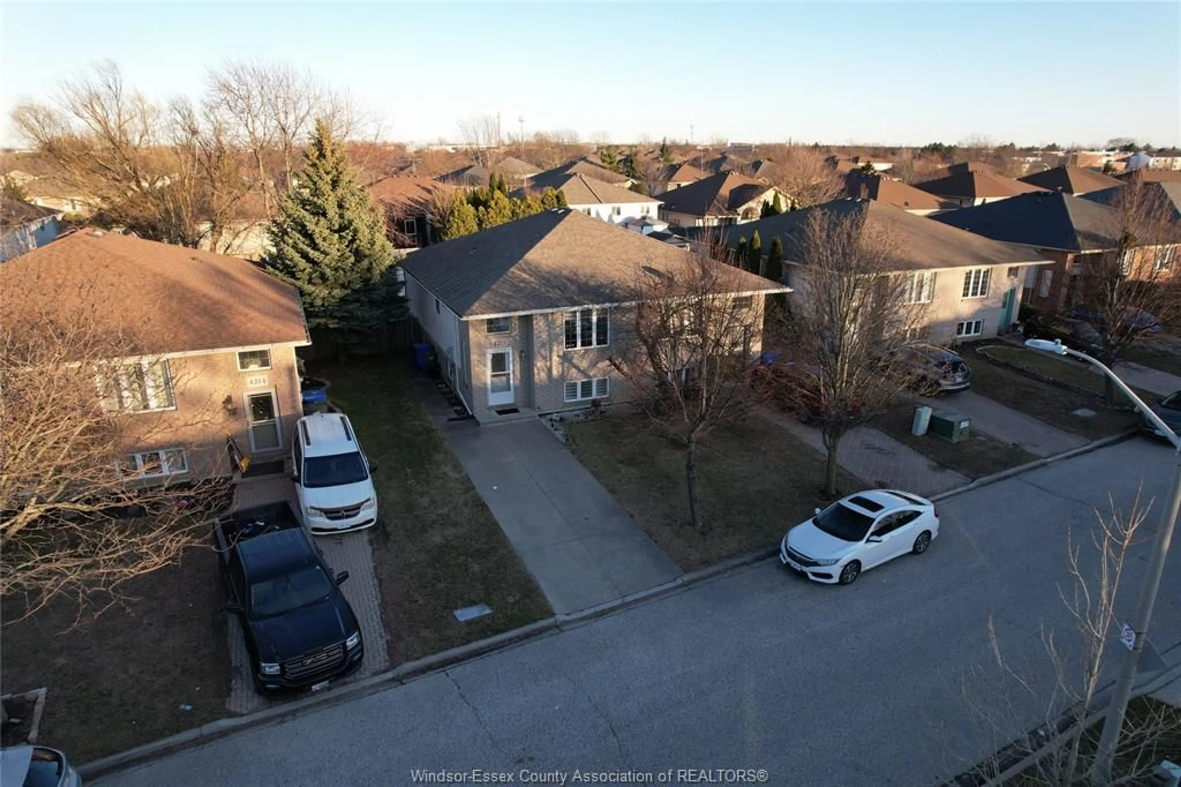 A pic from outside/outdoor area/front of a property/back of a property/a pic from drone, unknown for 4218 PIONEER, Windsor Ontario N9G 2W7