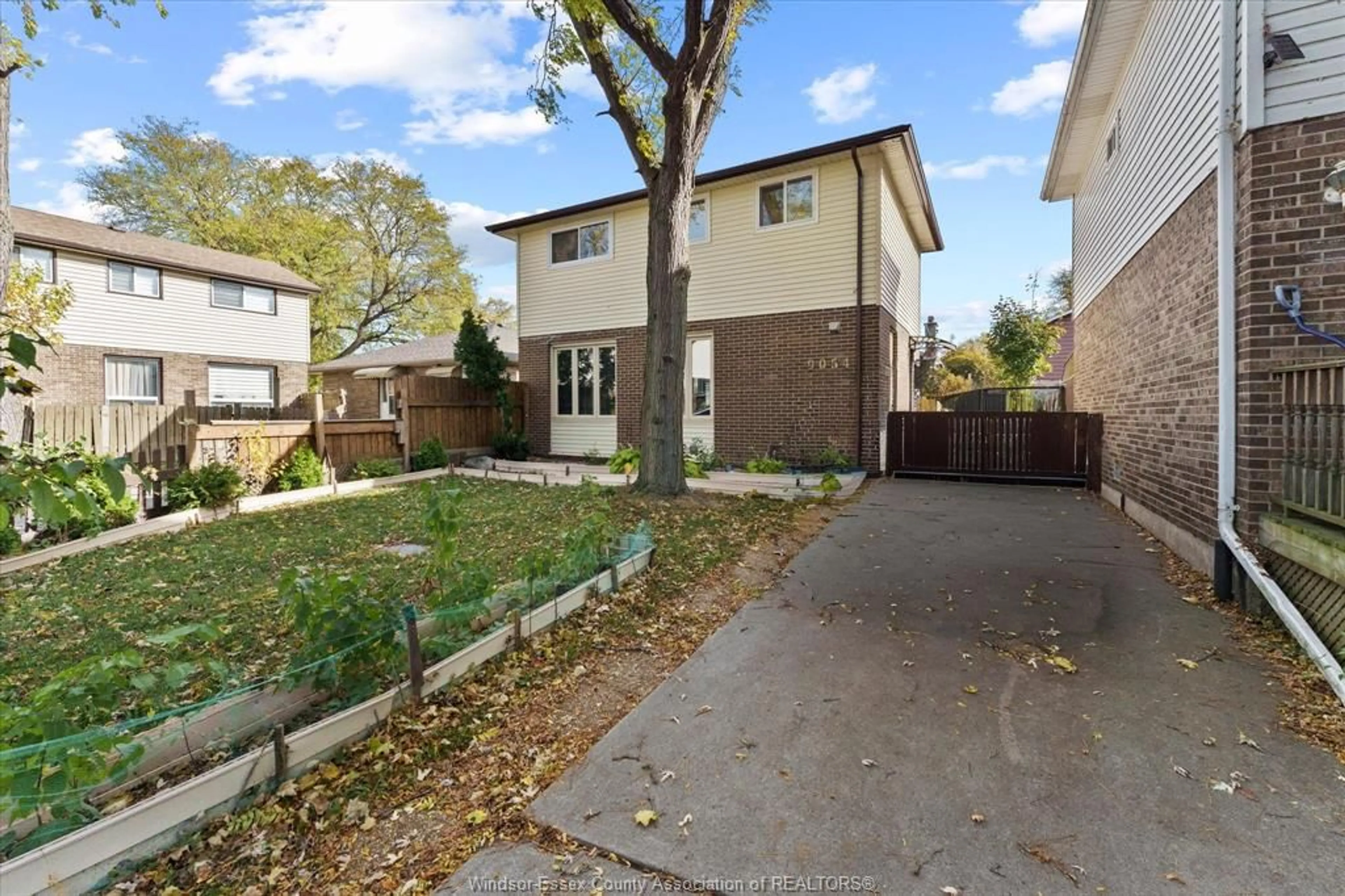 A pic from outside/outdoor area/front of a property/back of a property/a pic from drone, street for 9054 CONWAY Crt, Windsor Ontario N8S 4G3