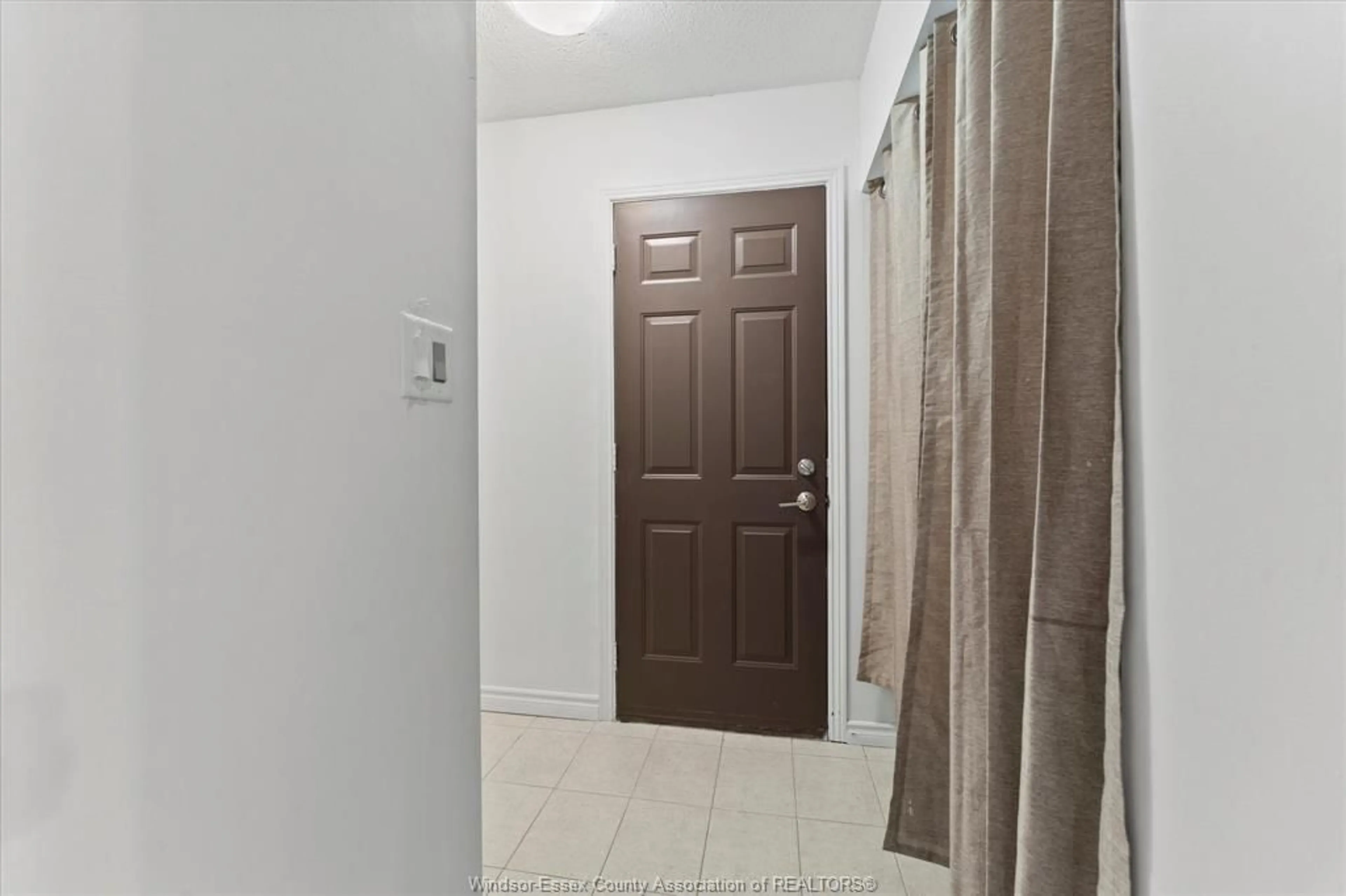 Indoor entryway for 9054 CONWAY Crt, Windsor Ontario N8S 4G3