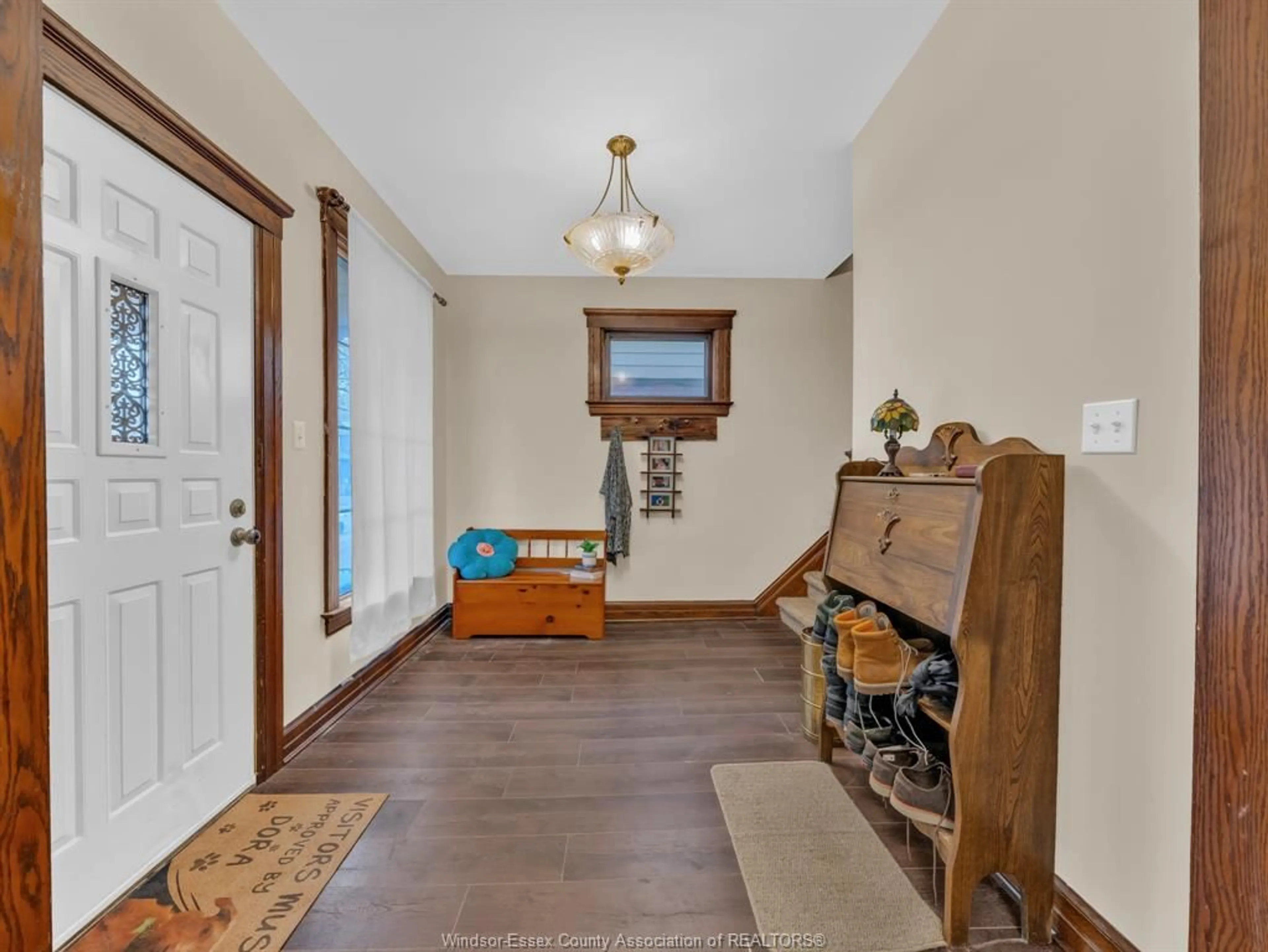 Indoor entryway for 982 DOUGALL Ave, Windsor Ontario N9A 4R1
