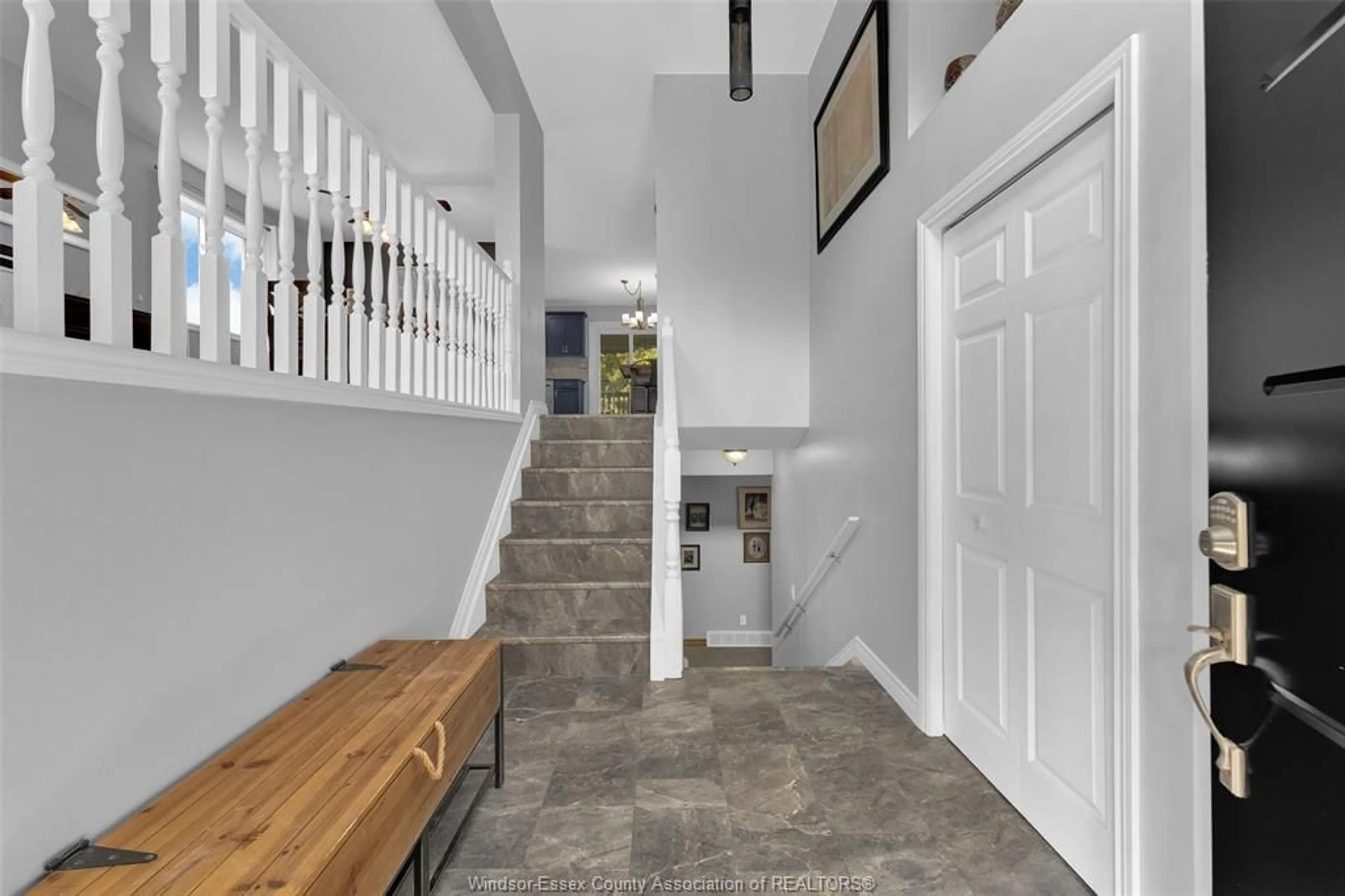 Indoor entryway for 482 THORN RIDGE, Amherstburg Ontario N9V 3X4