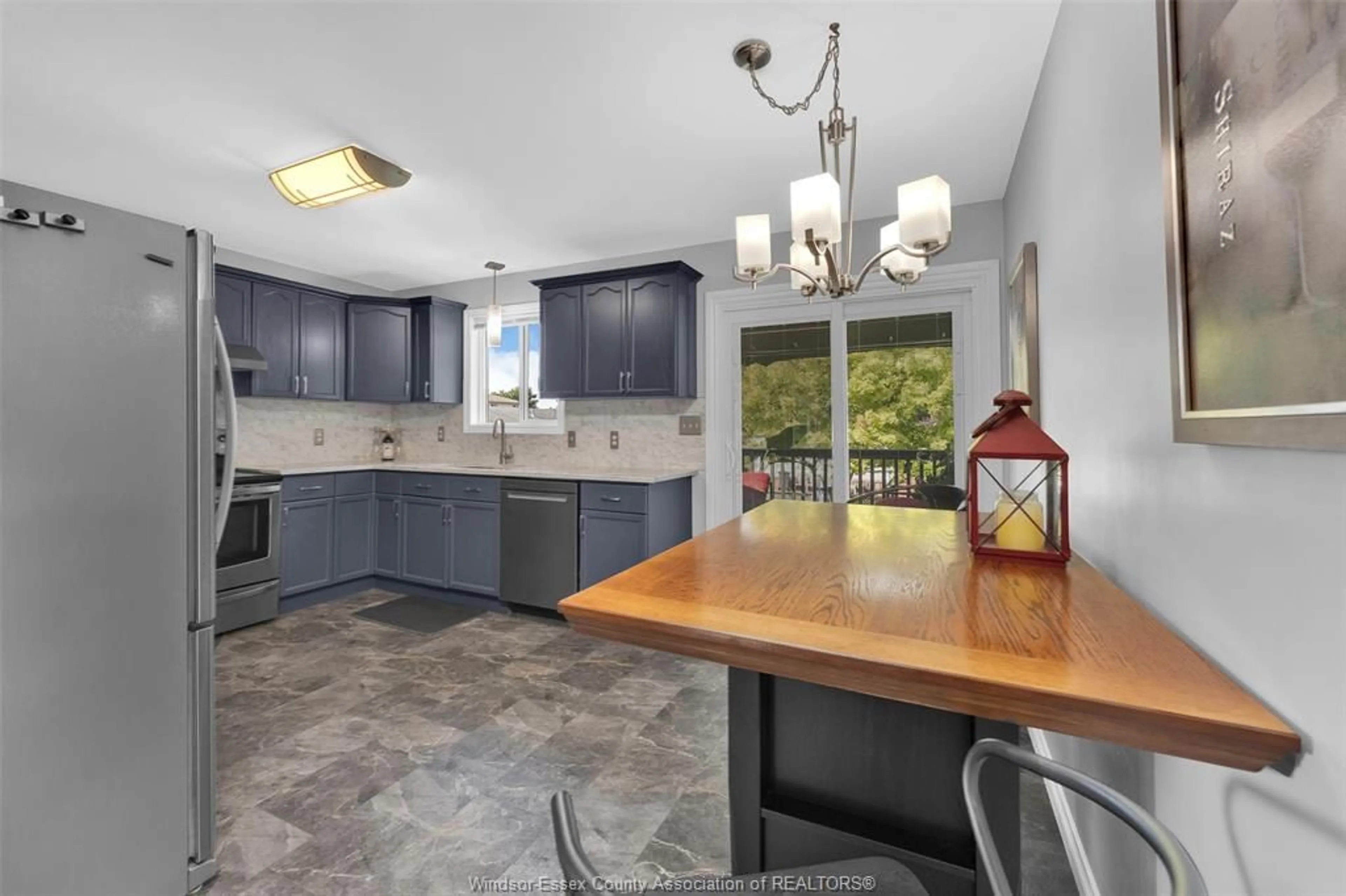 Open concept kitchen, ceramic/tile floor for 482 THORN RIDGE, Amherstburg Ontario N9V 3X4