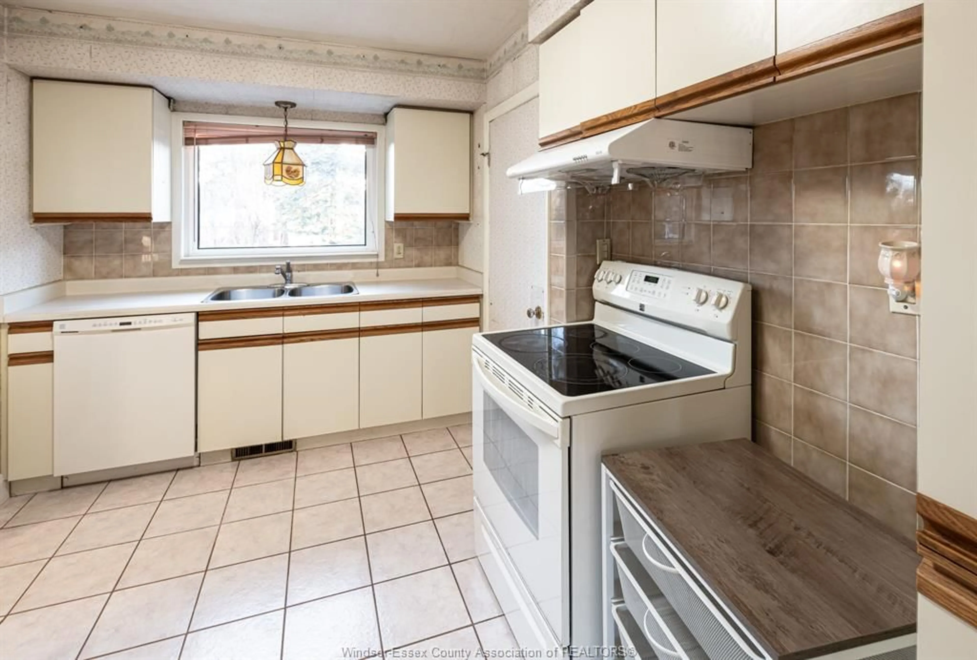 Standard kitchen, ceramic/tile floor for 3891 LONGFELLOW, Windsor Ontario N9G 2B4