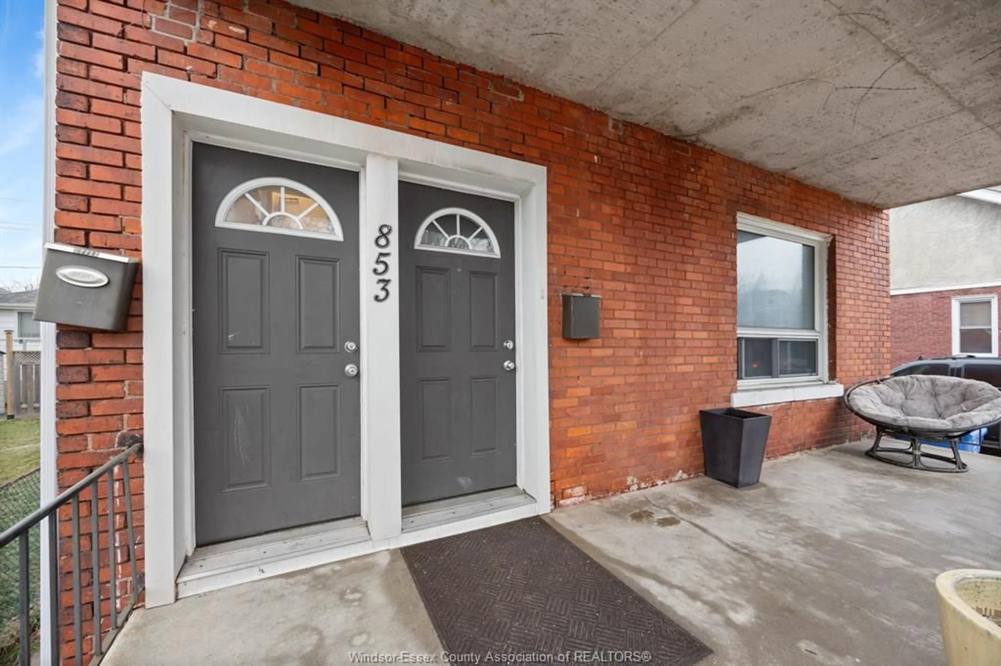 Indoor entryway for 853 PILLETTE, Windsor Ontario N8Y 3B4