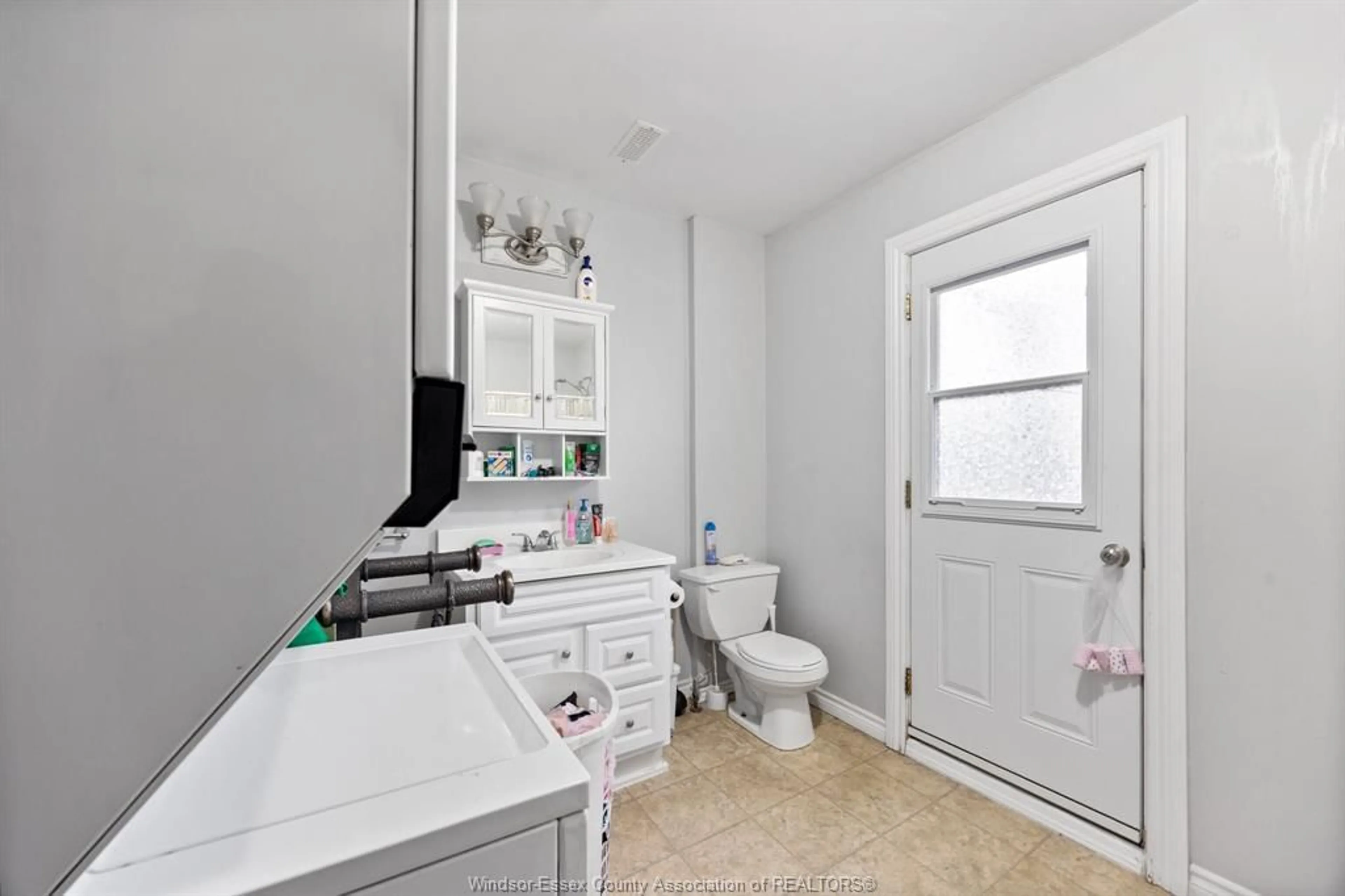 Standard bathroom, ceramic/tile floor for 853 PILLETTE, Windsor Ontario N8Y 3B4