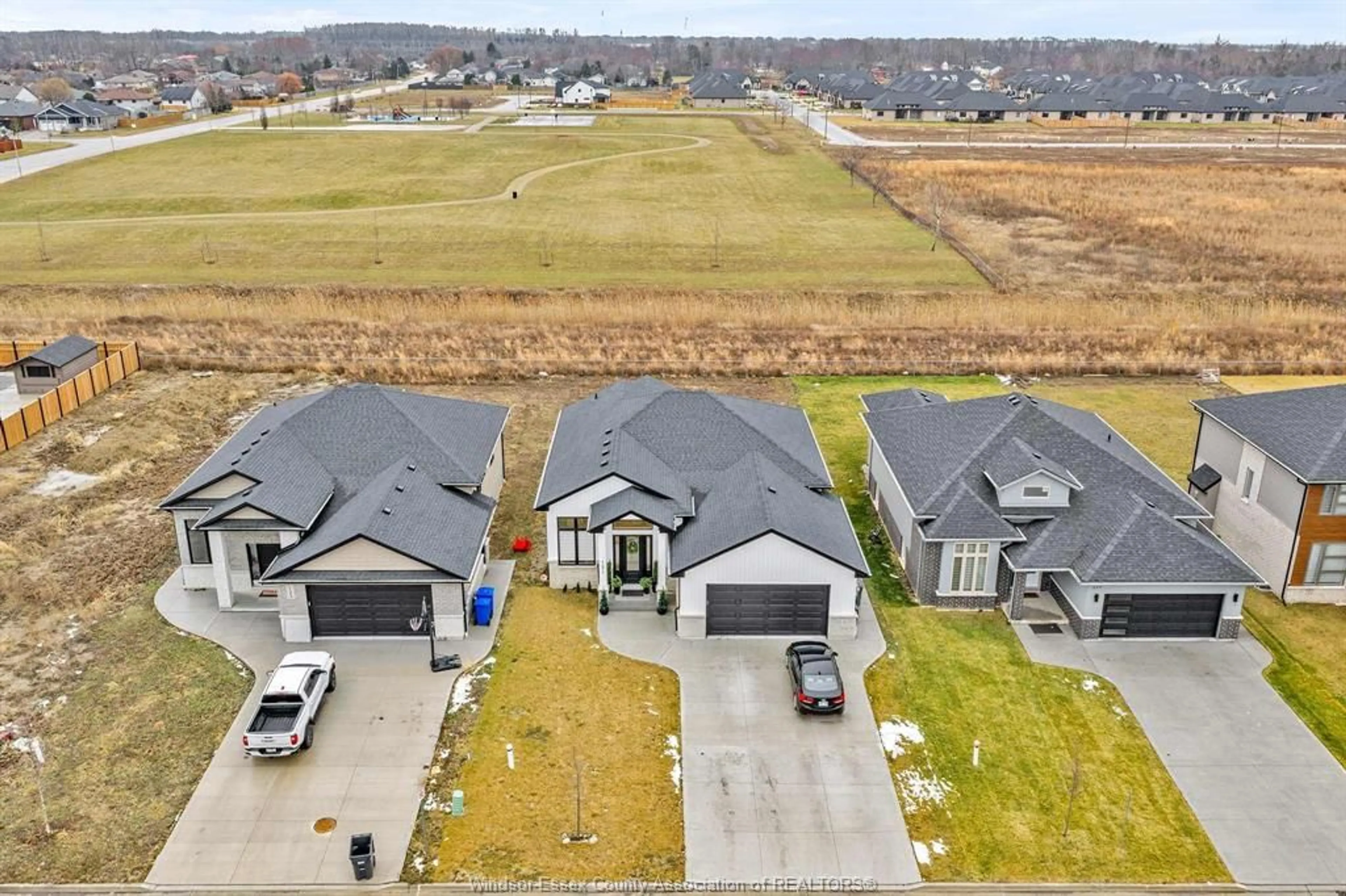 A pic from outside/outdoor area/front of a property/back of a property/a pic from drone, street for 121 Kingsbridge Dr, Amherstburg Ontario N9V 0G8