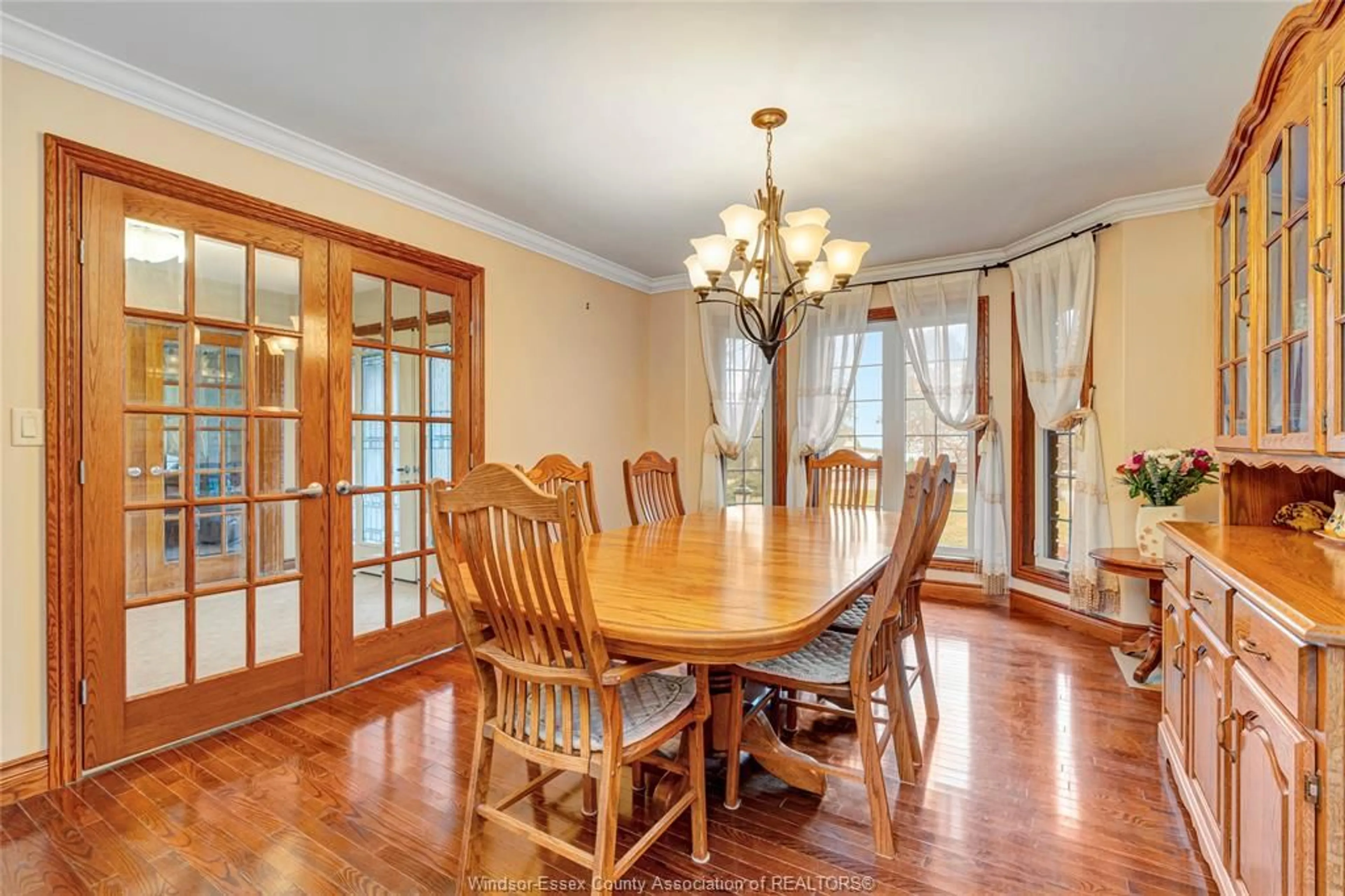 Dining room, wood/laminate floor for 870 MCRAE Ave, Kingsville Ontario N9Y 2R8