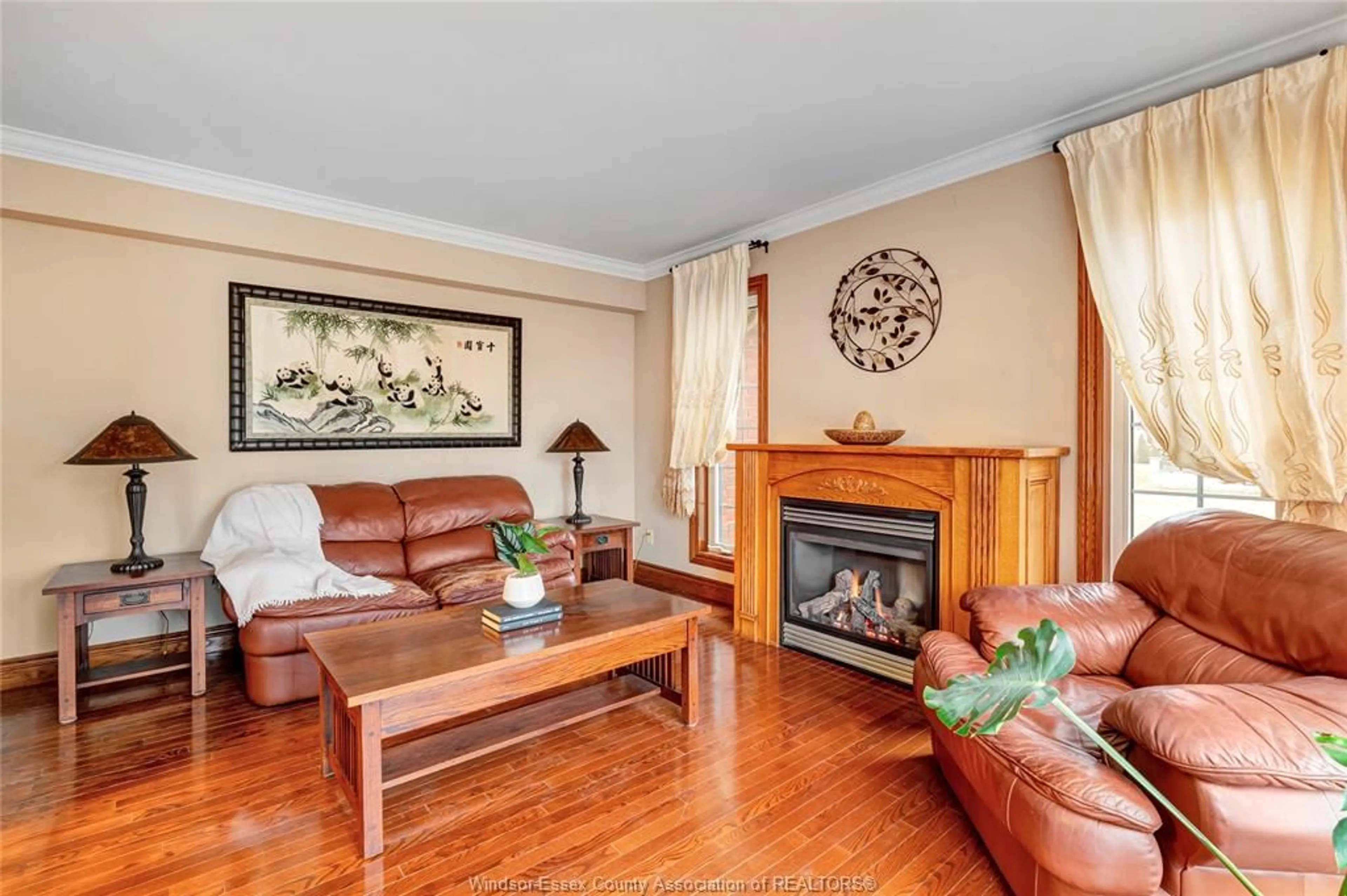 Living room with furniture, wood/laminate floor for 870 MCRAE Ave, Kingsville Ontario N9Y 2R8