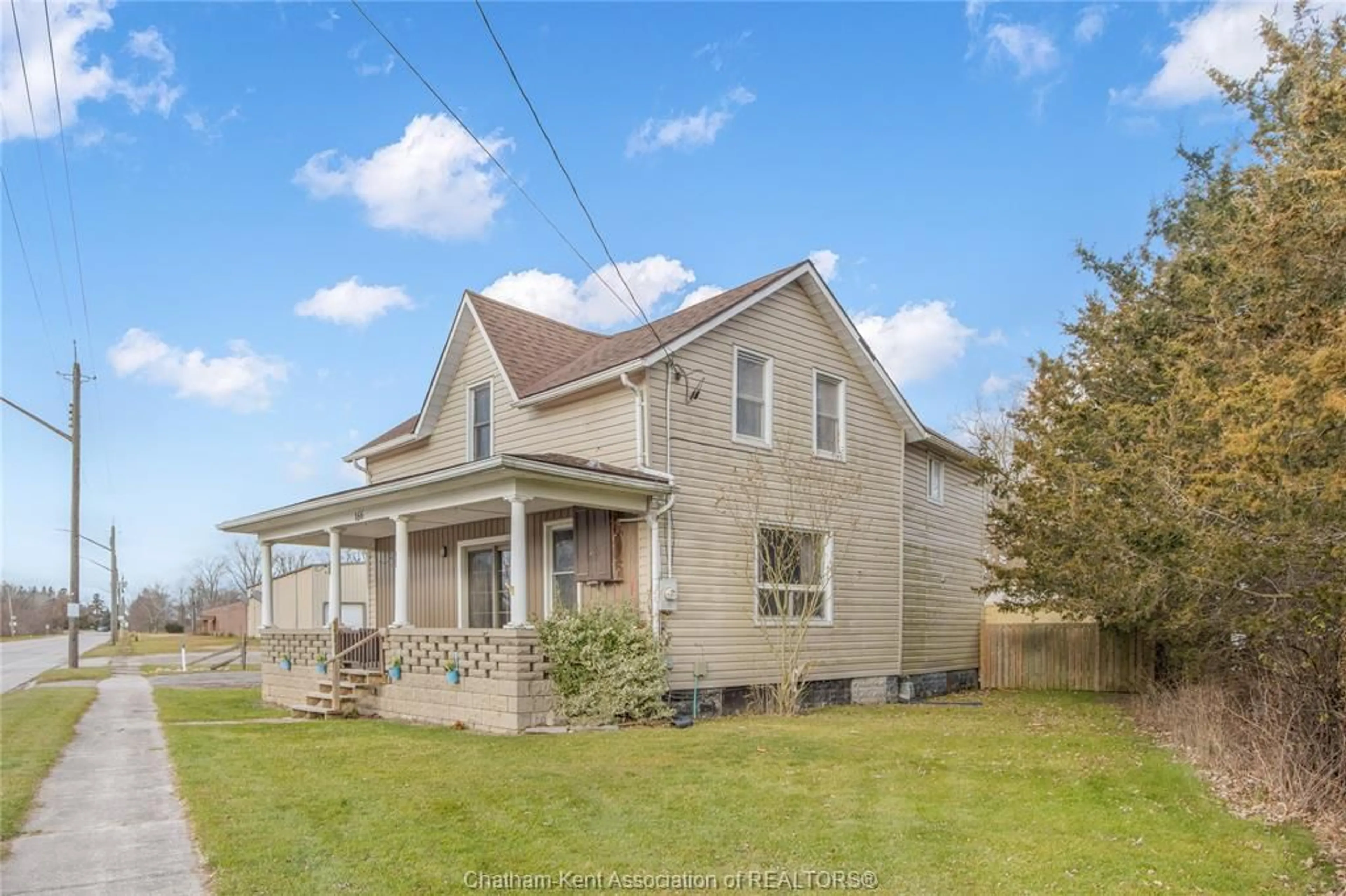 A pic from outside/outdoor area/front of a property/back of a property/a pic from drone, unknown for 166 LONDON Rd, Thamesville Ontario N0P 2K0