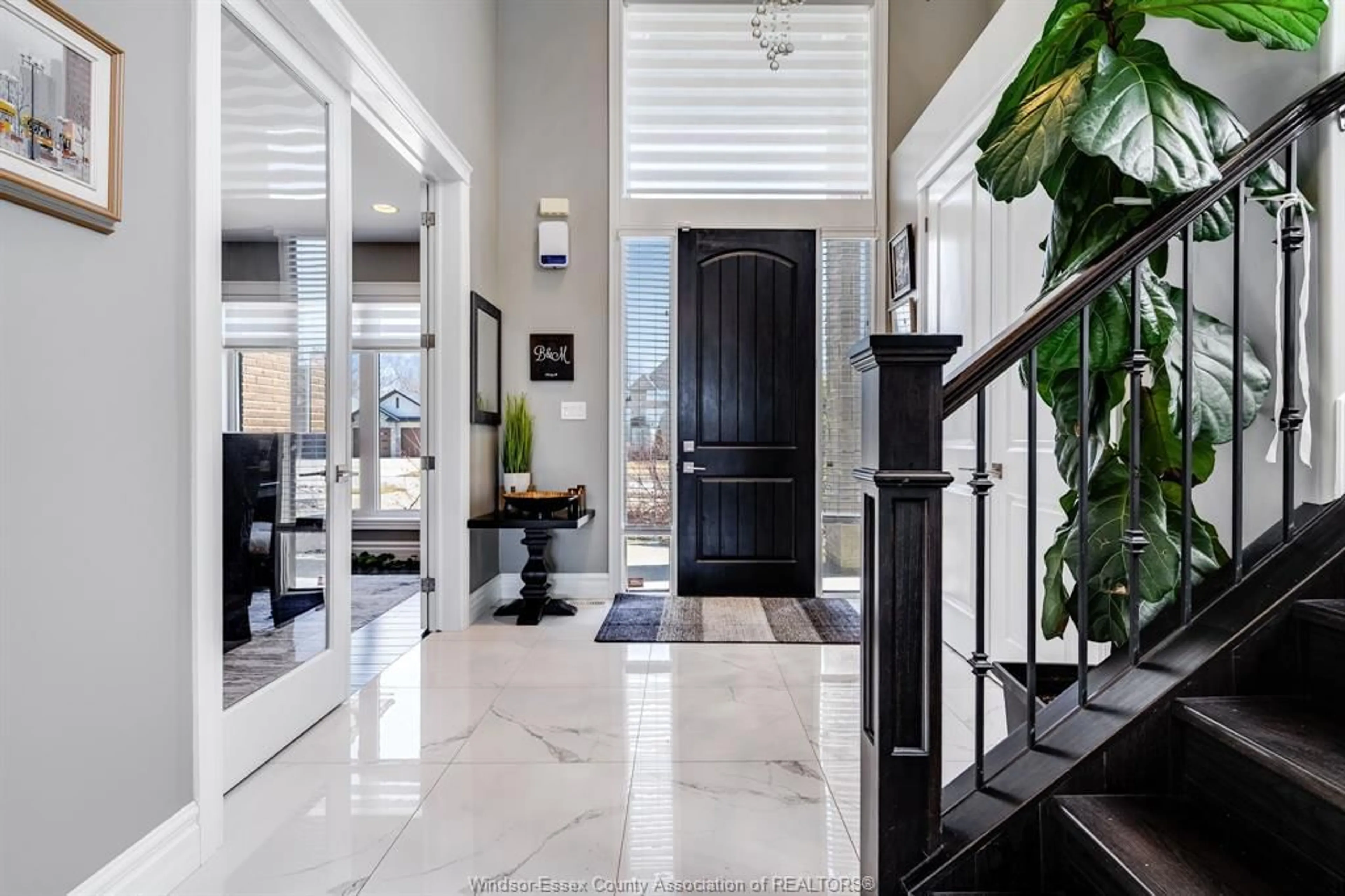 Indoor foyer for 35 Augusta Dr, Leamington Ontario N8H 0C7