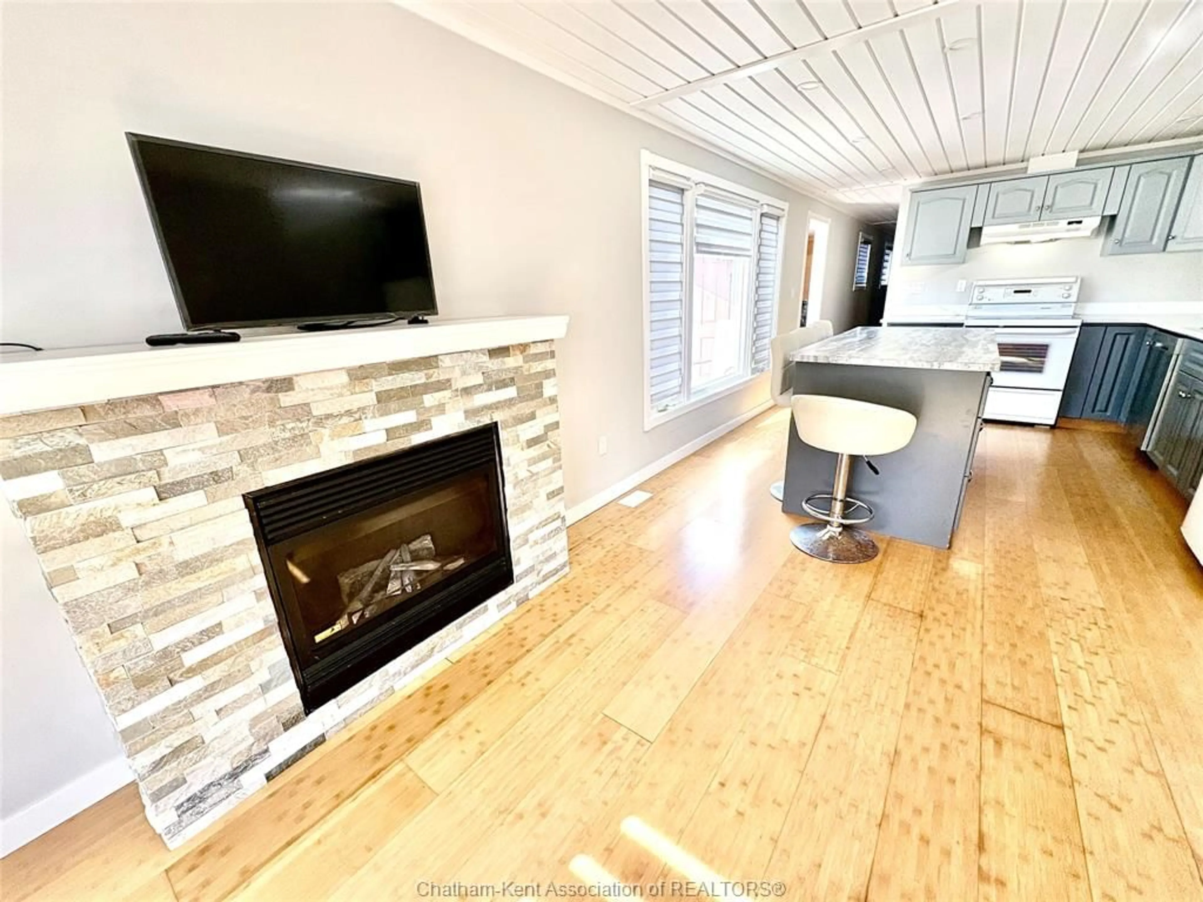 Open concept kitchen, wood/laminate floor for 9480 LONGWOODS Rd #51, Chatham-Kent Ontario N7M 5J7