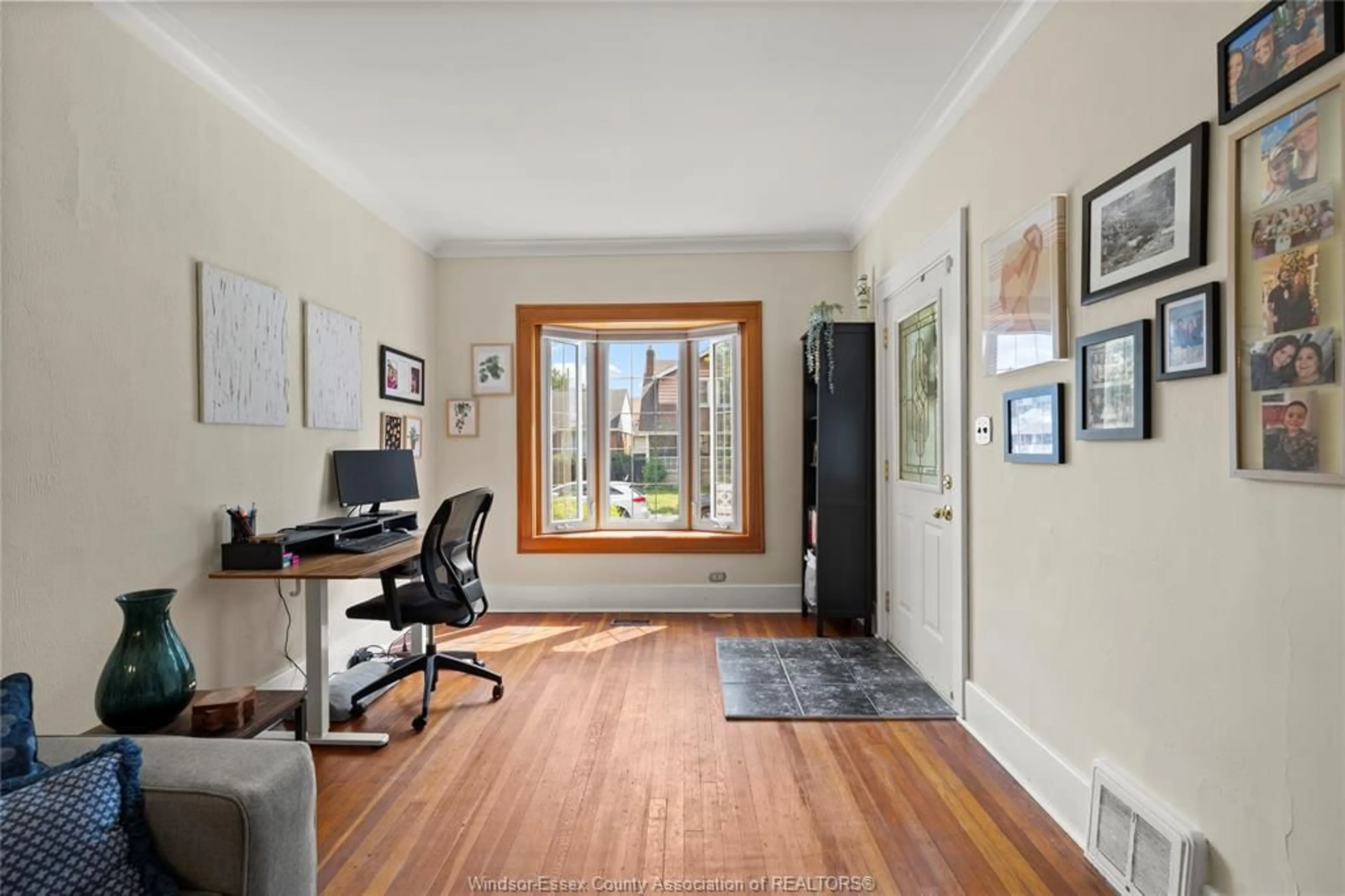 Indoor foyer for 86 HANNA St, Windsor Ontario N8X 2M9