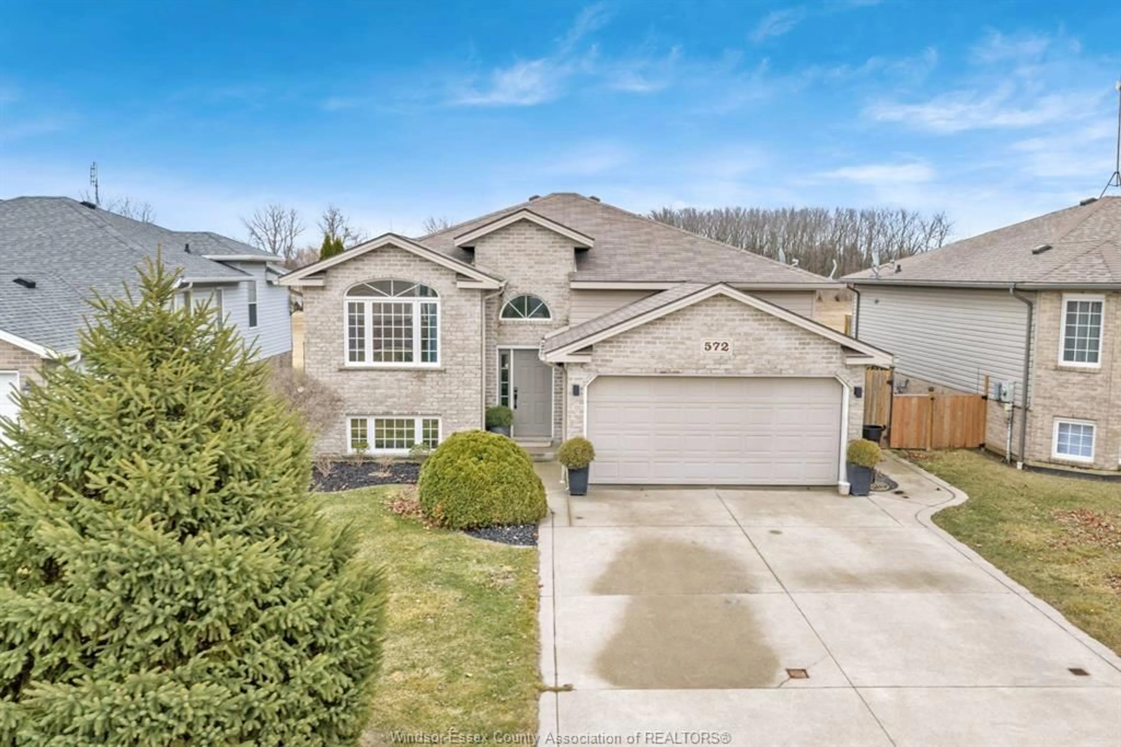 A pic from outside/outdoor area/front of a property/back of a property/a pic from drone, street for 572 Pettypiece Dr, Amherstburg Ontario N9V 4C9