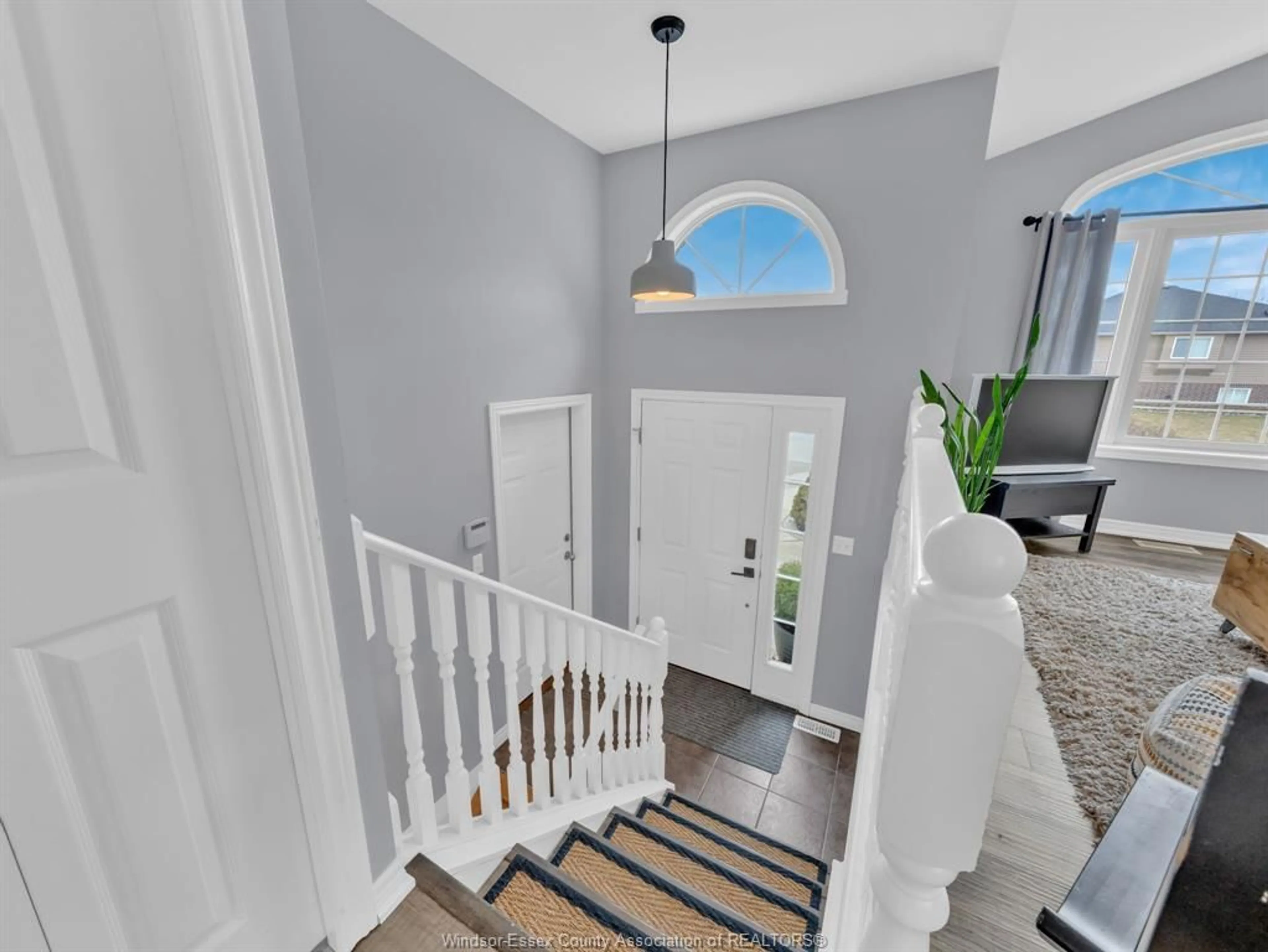 Indoor entryway for 572 Pettypiece Dr, Amherstburg Ontario N9V 4C9
