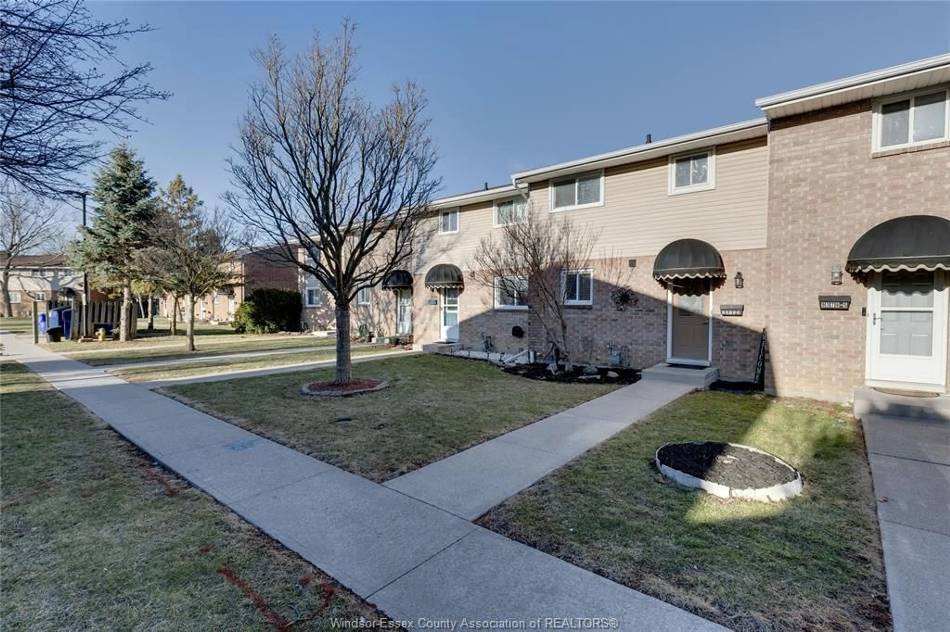 A pic from outside/outdoor area/front of a property/back of a property/a pic from drone, street for 9378 ESPLANADE Dr #4, Windsor Ontario N8R 2A3