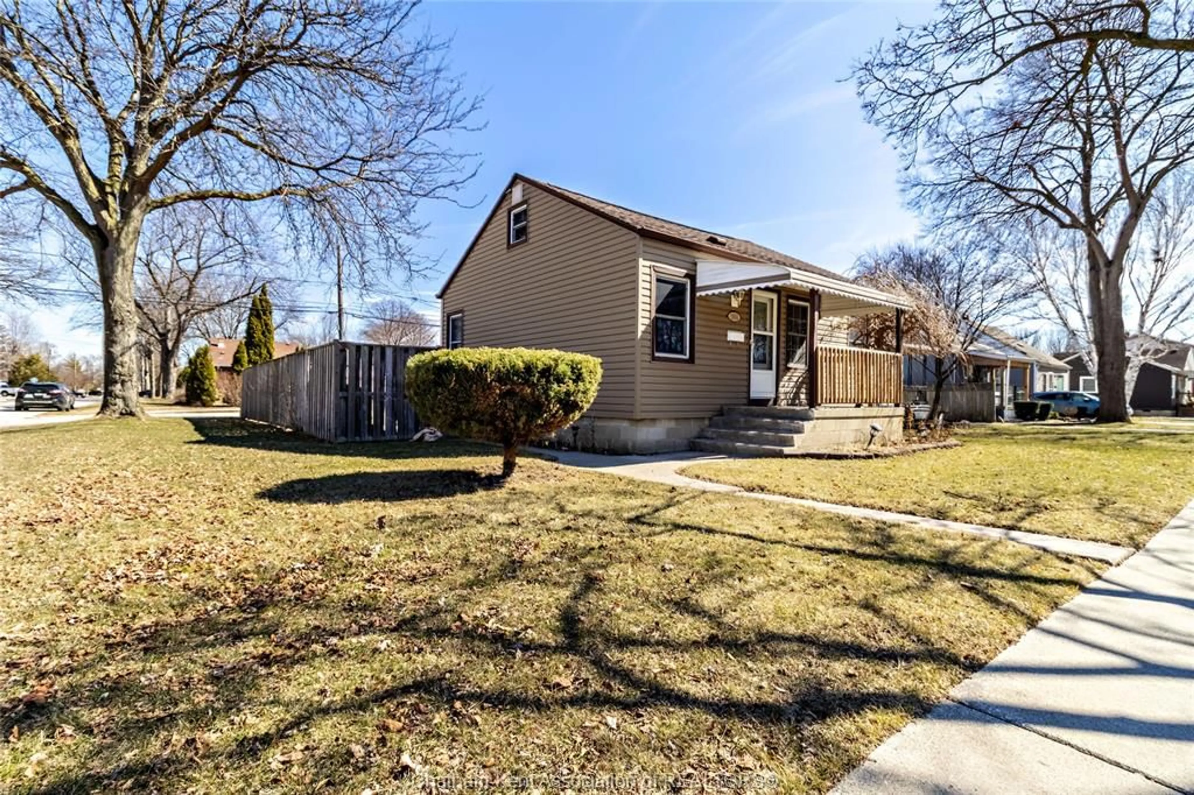 Unknown for 1904 Westcott Rd, Windsor Ontario N8W 4K4