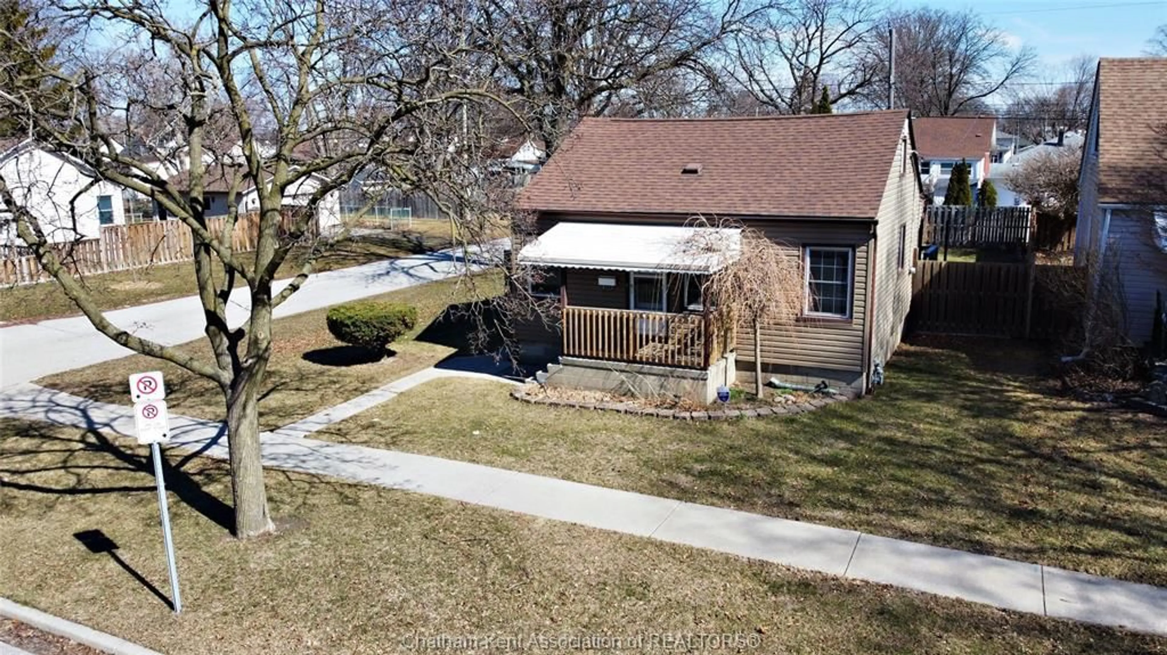 A pic from outside/outdoor area/front of a property/back of a property/a pic from drone, street for 1904 Westcott Rd, Windsor Ontario N8W 4K4