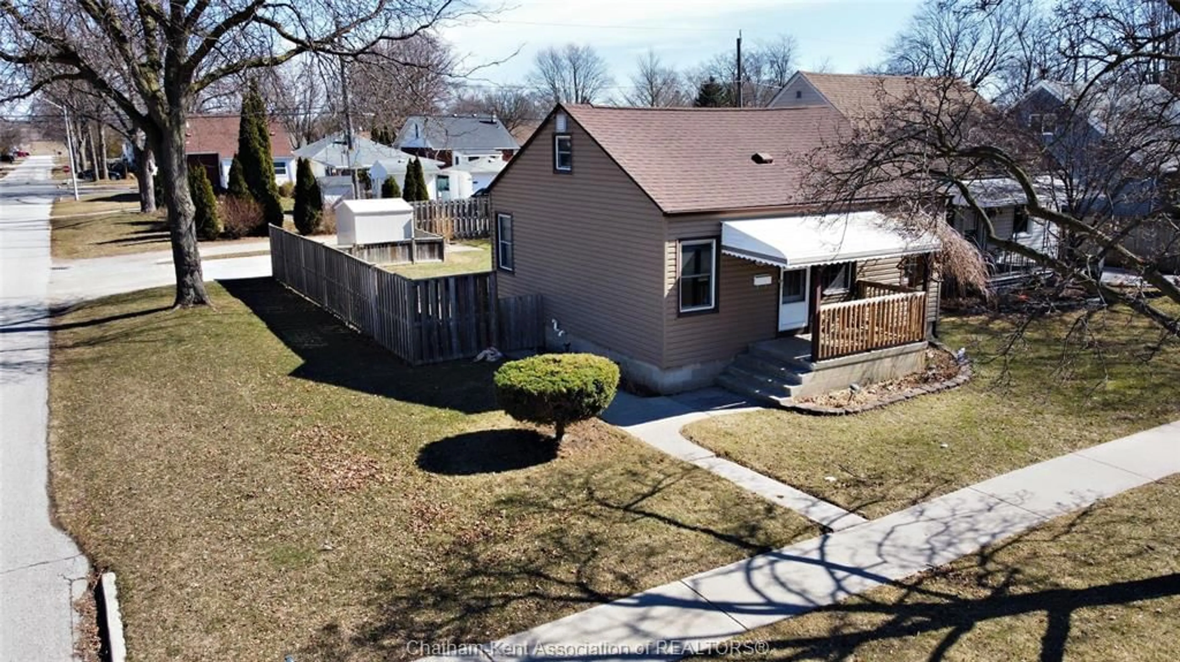 A pic from outside/outdoor area/front of a property/back of a property/a pic from drone, street for 1904 Westcott Rd, Windsor Ontario N8W 4K4