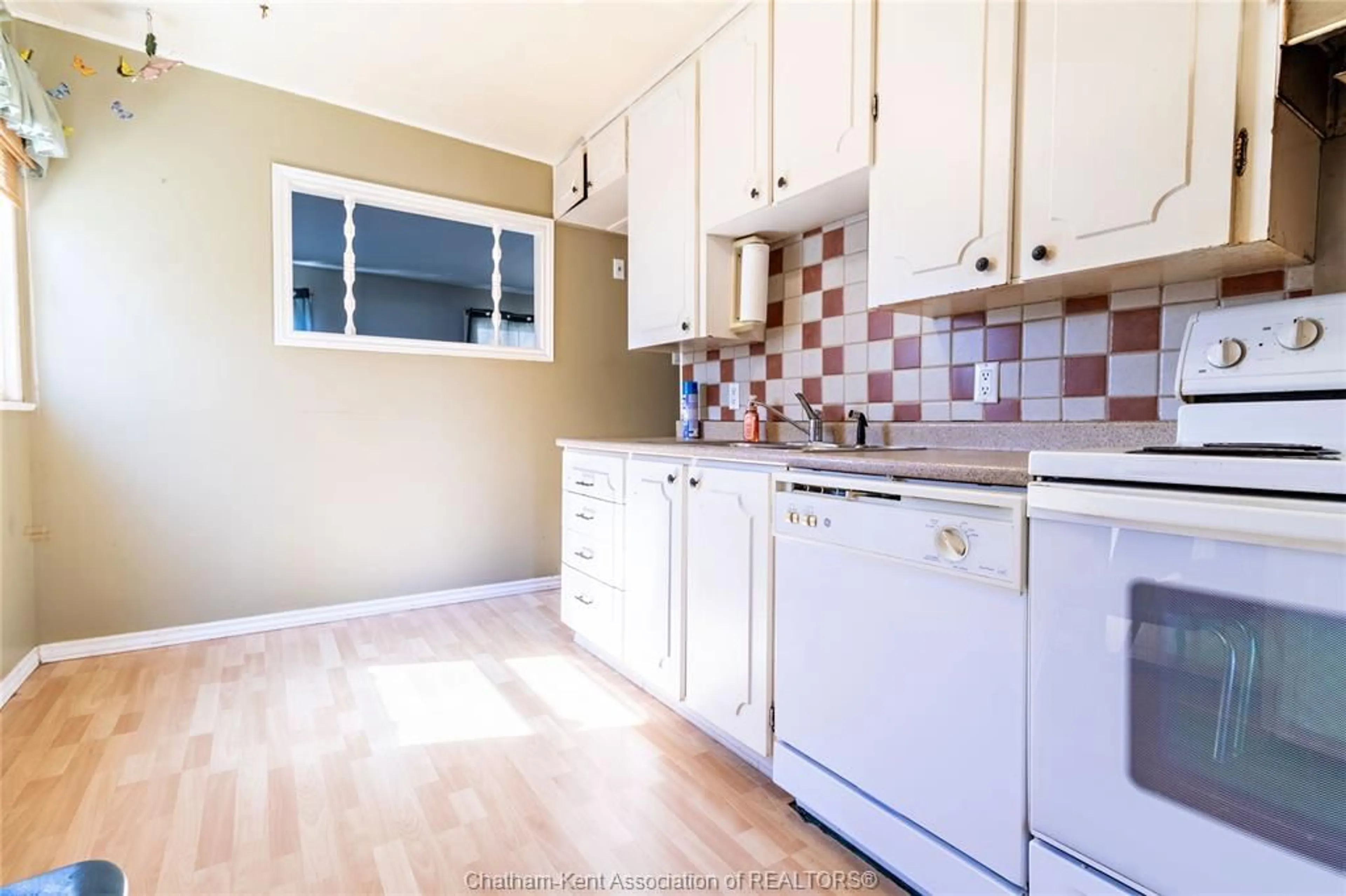 Standard kitchen, unknown for 1904 Westcott Rd, Windsor Ontario N8W 4K4