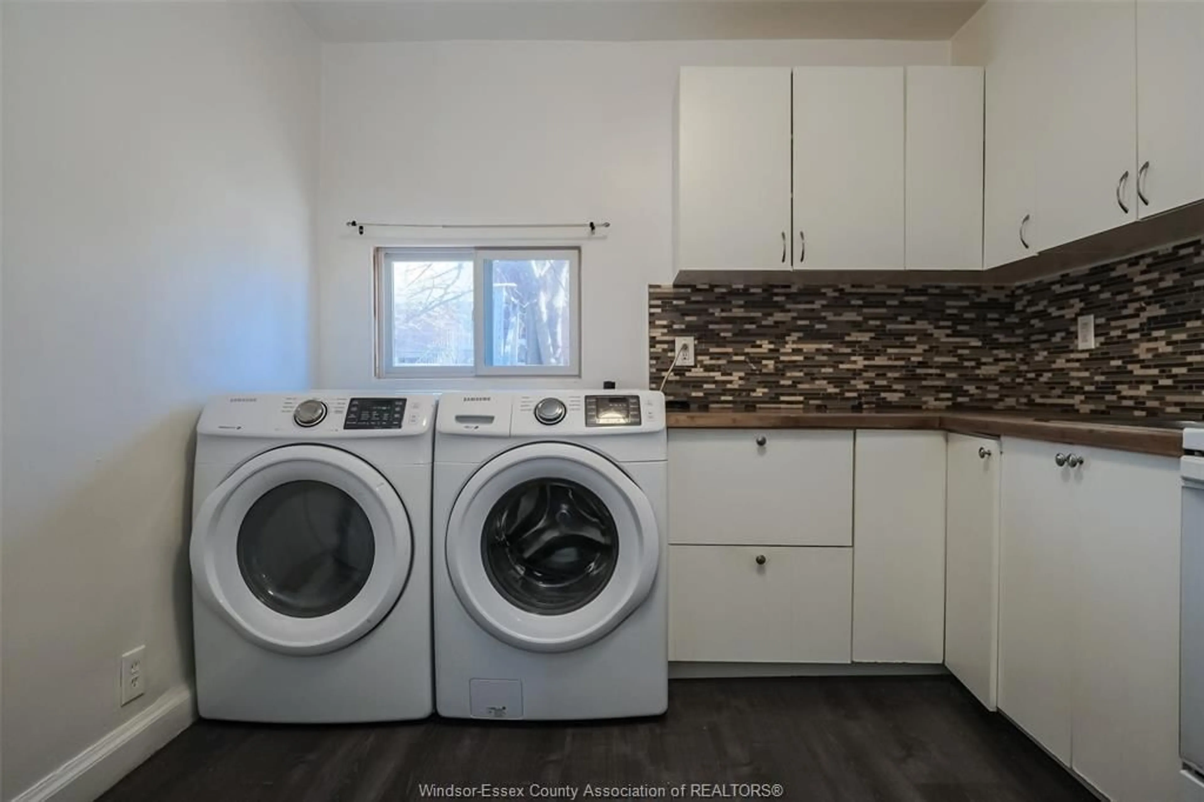 Laundry room for 614 ELLIOTT St, Windsor Ontario N9A 3S2