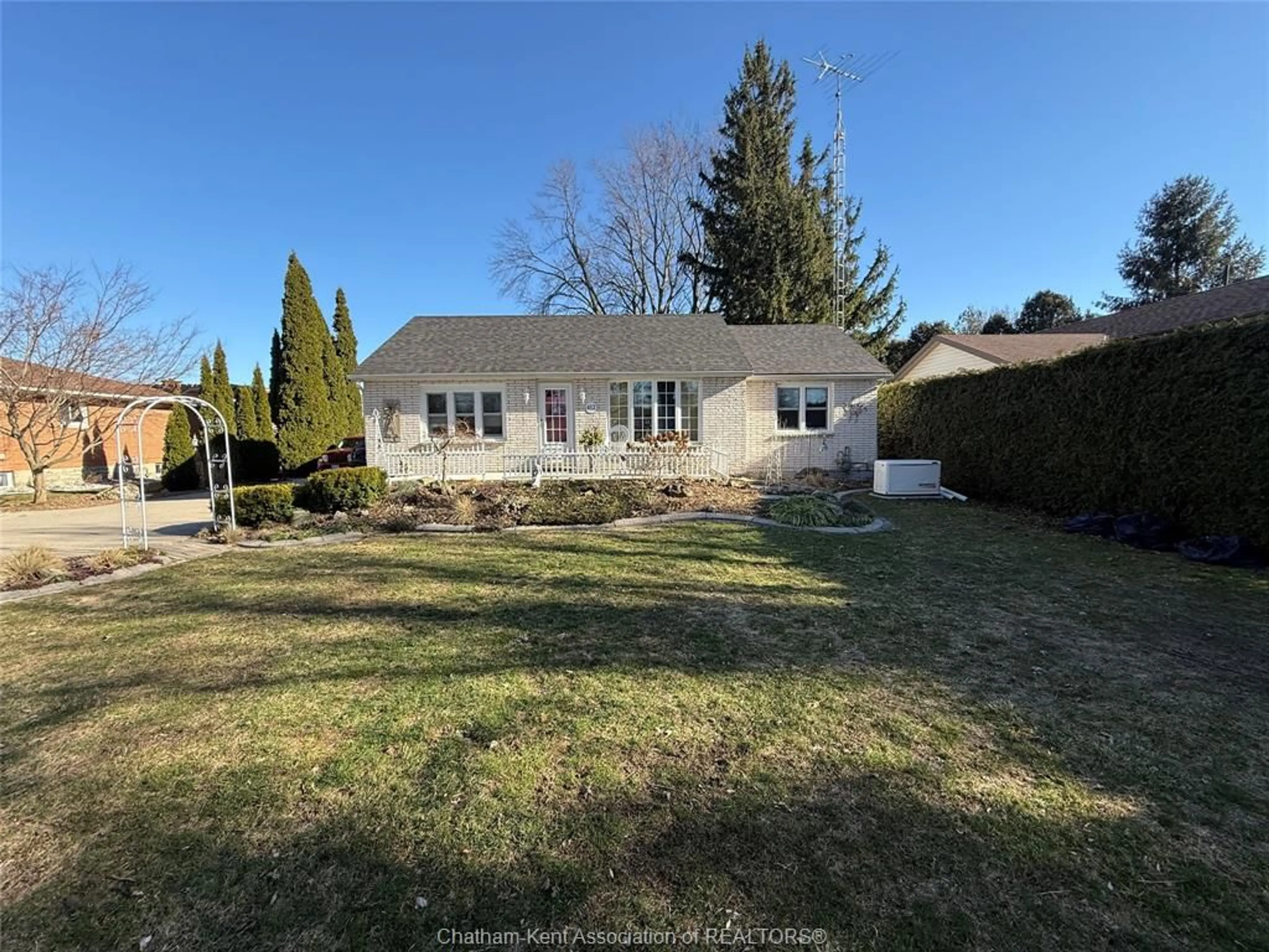 A pic from outside/outdoor area/front of a property/back of a property/a pic from drone, street for 412 GREGORY Dr, Chatham Ontario N7M 5J7