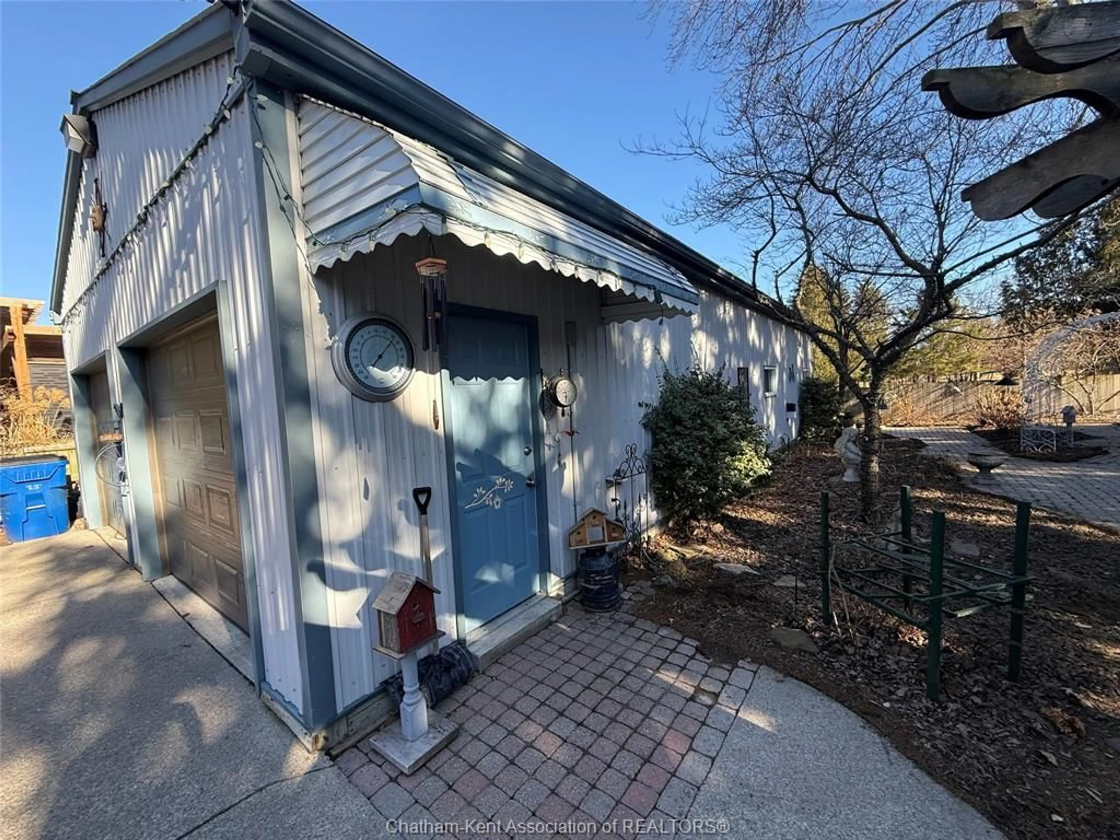 A pic from outside/outdoor area/front of a property/back of a property/a pic from drone, street for 412 GREGORY Dr, Chatham Ontario N7M 5J7