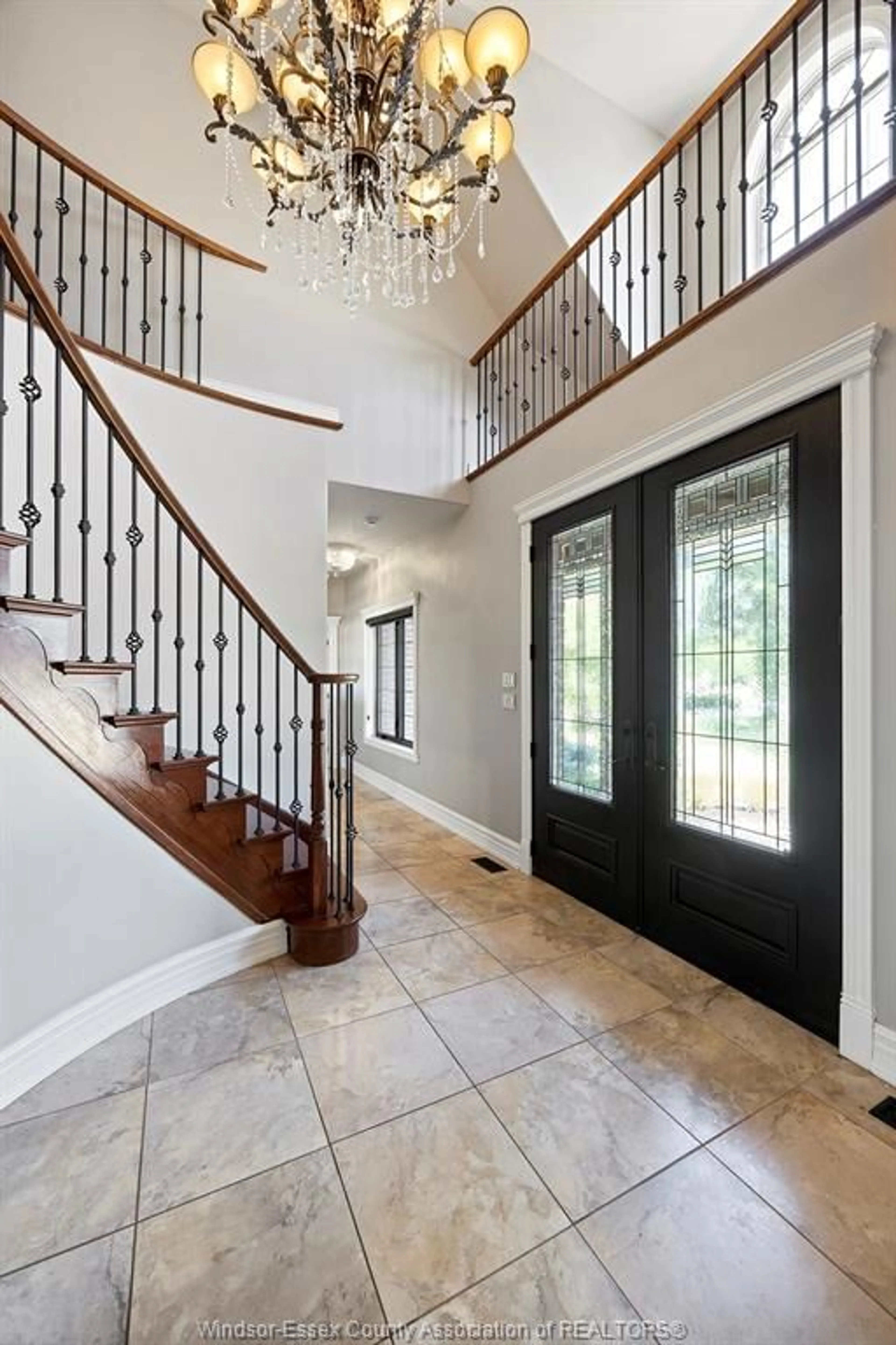 Indoor entryway for 499 OLD TECUMSEH, Lakeshore Ontario N8N 3T3