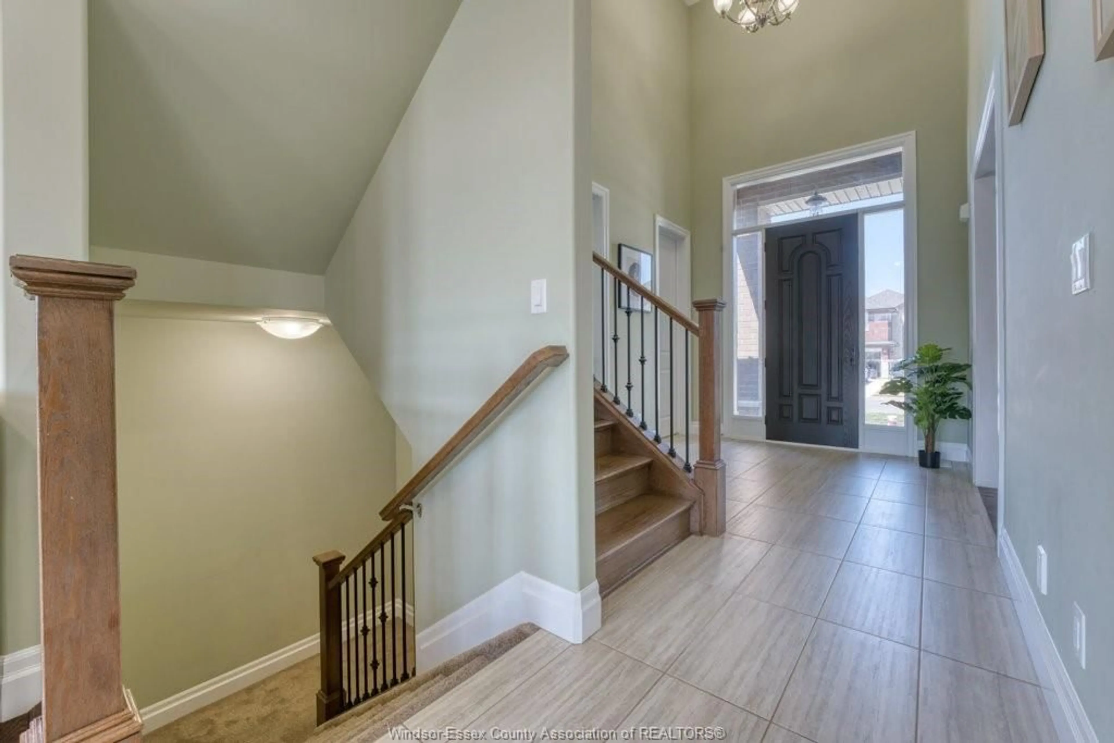 Indoor entryway for 525 MAGUIRE St, Windsor Ontario N9E 0A6