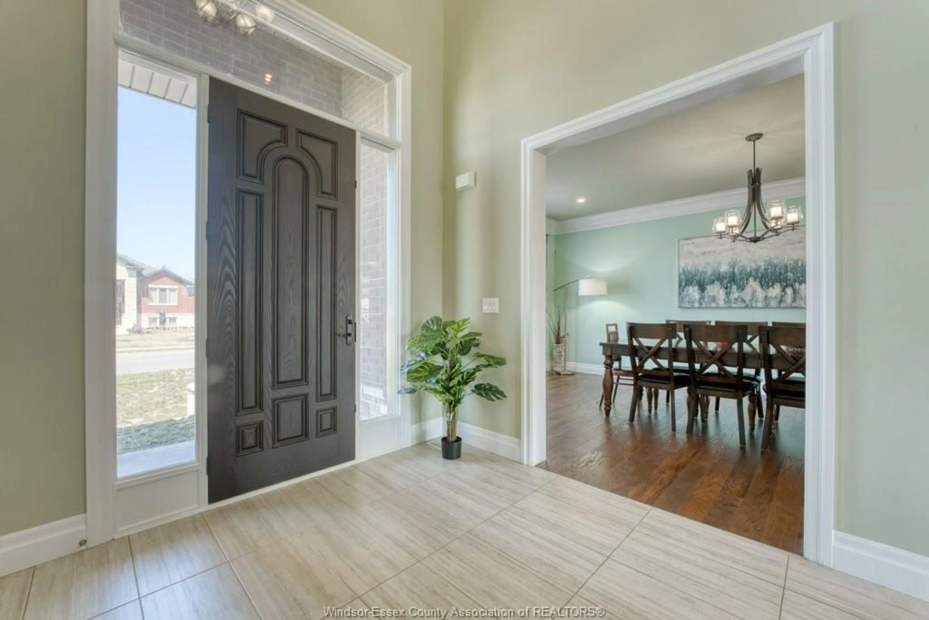 Indoor entryway for 525 MAGUIRE St, Windsor Ontario N9E 0A6