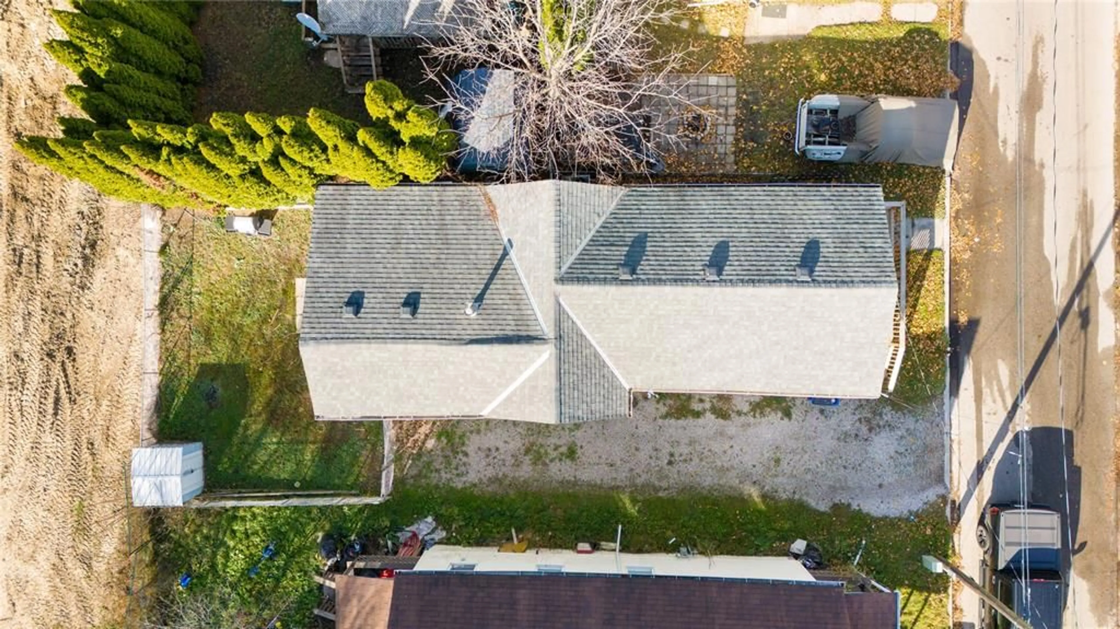 A pic from outside/outdoor area/front of a property/back of a property/a pic from drone, building for 2 DANIELS Pl, Chatham Ontario N7M 4P5